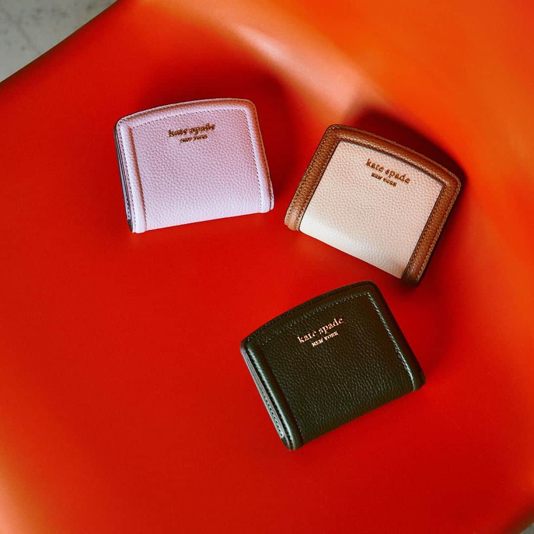 ケイト・スペードのインスタグラム：「スマートになった新しい ノット スモール バイフォールド ウォレット  #katespadeny #katespadejapan #ケイトスペード #ケイトスペードニューヨーク」