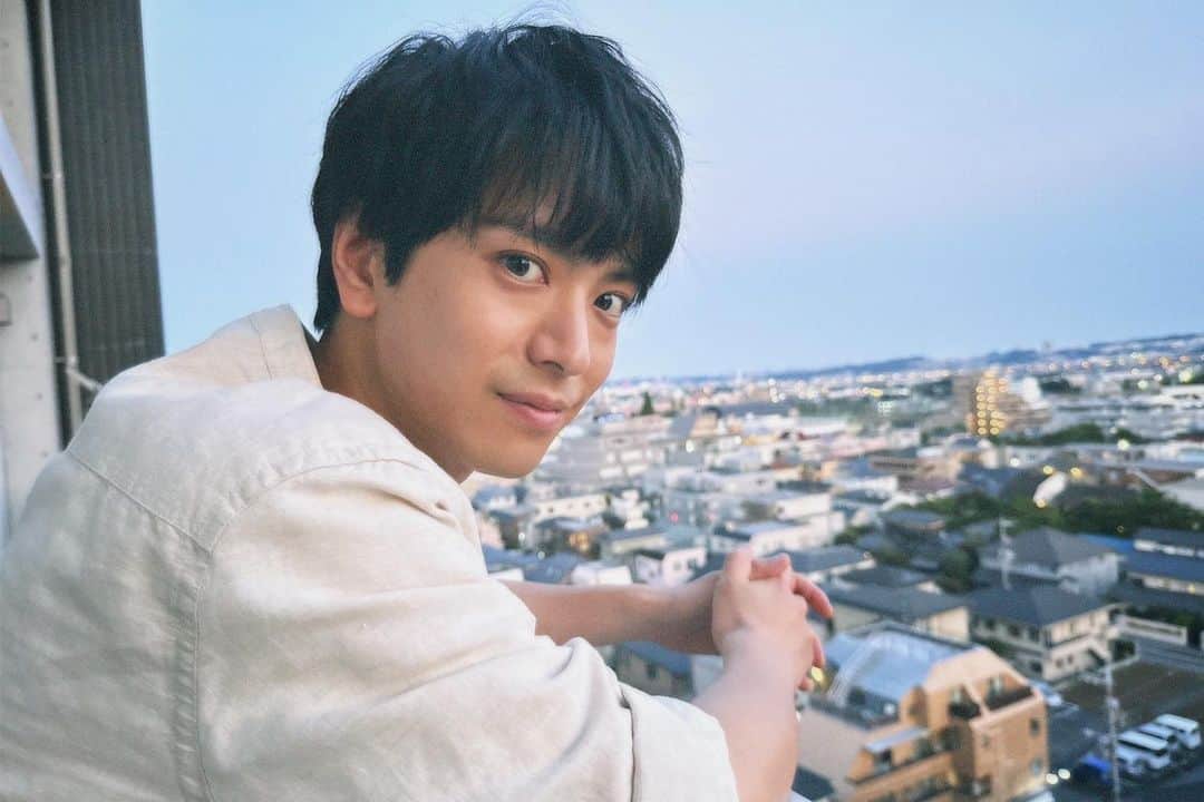 黒羽麻璃央のインスタグラム：「『ウソ婚』第9話本日よる11時放送です！  今日は八重と進藤さんとレミさんとたっくんの家でお食事させて頂きました どんな話をしたんでしょうかね〜。  放送をぜひお楽しみください！  #ウソ婚」