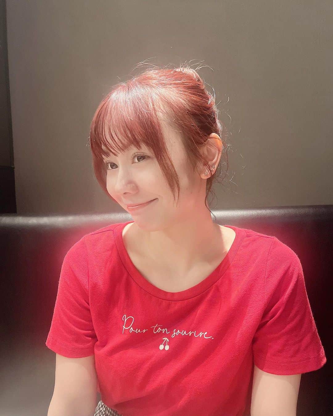 松本慈子のインスタグラム：「* 情熱の赤だね〜🧑🏻‍🦰❤️ 幼いよな〜って思いながら🍒のTシャツ着ちゃう23歳です。まだ、いける？？笑」
