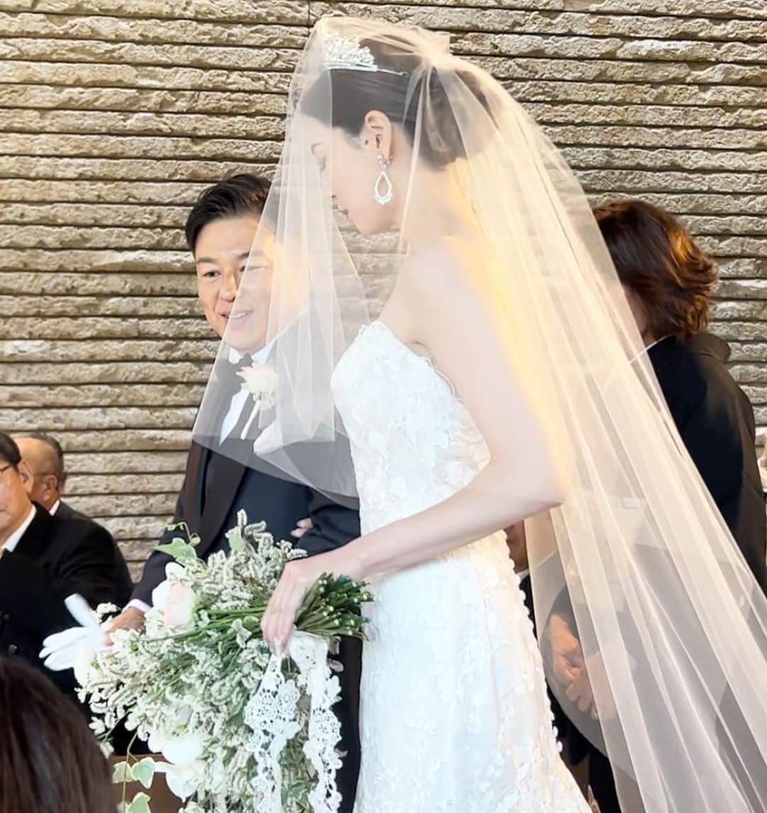 岡本麻佑のインスタグラム：「. Happy Wedding Saechan🕊️💍💐🤍  だいすきで大切な友人の結婚式💒👰🏼‍♀️👑 いつも綺麗だけどいつも以上に綺麗で😭✨終始美し過ぎて眩しかった🥹✨ずっと見惚れてたよ🥺💗 笑いあり涙ありのさえちゃんらしい結婚式🥺🫶🏻こんな素敵な結婚式に呼んでくれてありがとう！🤍 そして心からおめでとう🩷🩷🩷  #happywedding」