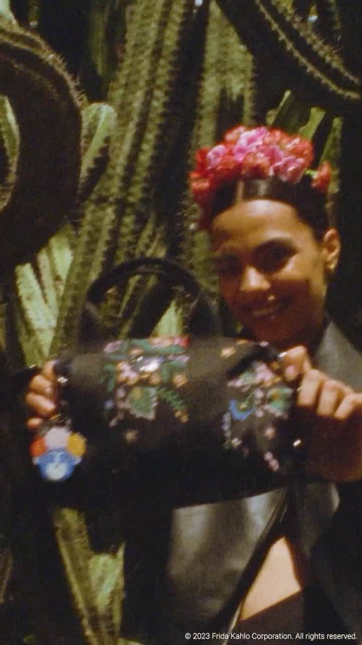 のインスタグラム：「Let the Kipling x @fridakahlo collection ignite your wanderlust. These bags will be a passport to adventure, inspired by Frida’s vibrant spirit and love for the untamed world 🌍 AVAILABLE NOW #KiplingxFridaKahlo #LifeUntamed #NeverWithoutMyKipling #LiveLight」
