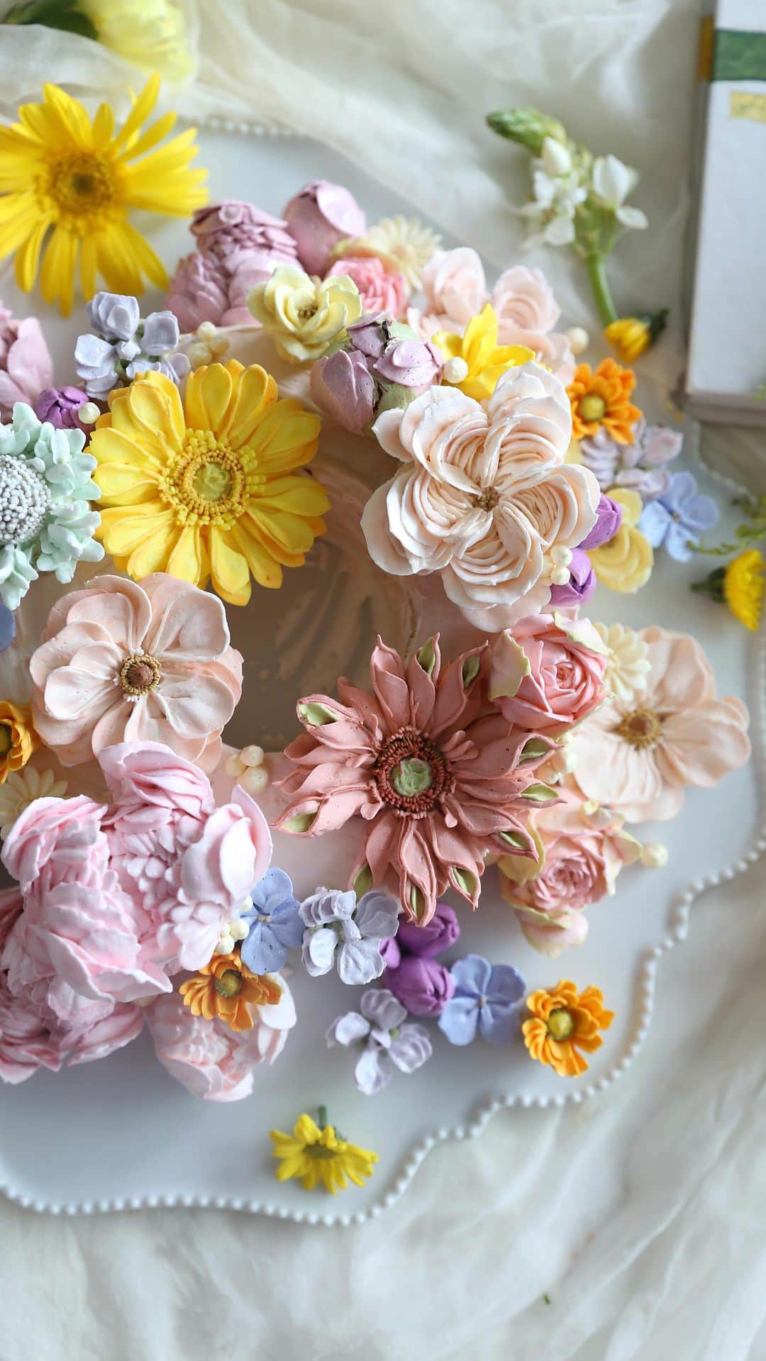 청담 수케이크 (atelier soo)のインスタグラム：「ㅡ Zoom class arrangement 🤍  Learn to pipe realistic buttercream flowers,coloring, techniques. For more information, please contact  Wechat: Joeonrim line: joeonrim Whatsapp: +821081818678 joeonrim@gmail.com  Thank you, as always 🤍」