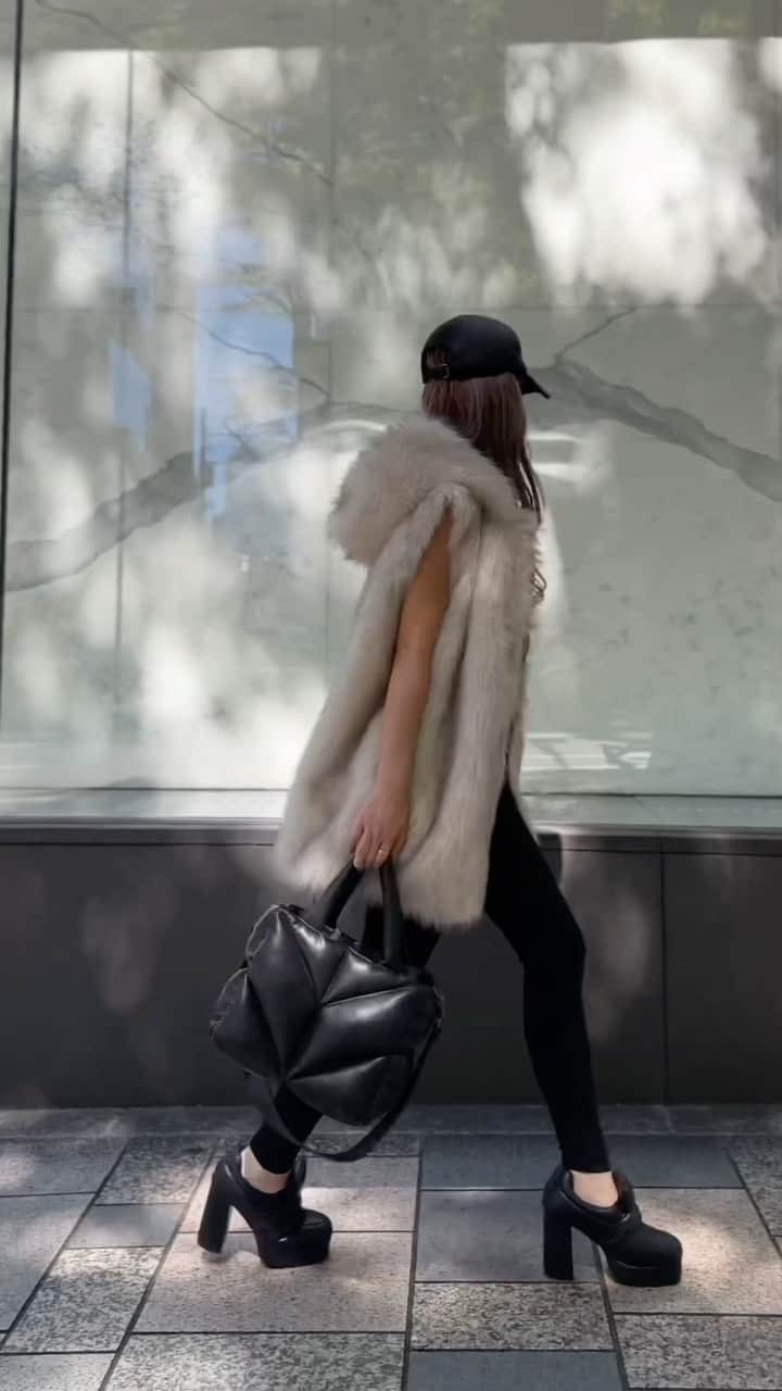 Azuのインスタグラム：「今年のベストはフード付きファーベスト🐻‍❄️ まるで本物の様なふわふわなファーを使いました💕  合わせてるローファーはやっと近日発売です❤️ ぷっくりフォルムが可愛い&凄く楽ちんで脚長効果あり😙 合わせやすくて最近こればかり👏  @glamlipsofficial   #ファッション#コーデ#ファーベストコーデ #ファーベスト#グラムリップス#glamlips#glamlipsshop #楽ちんコーデ #秋コーデ #秋服コーデ #ローファーコーデ」