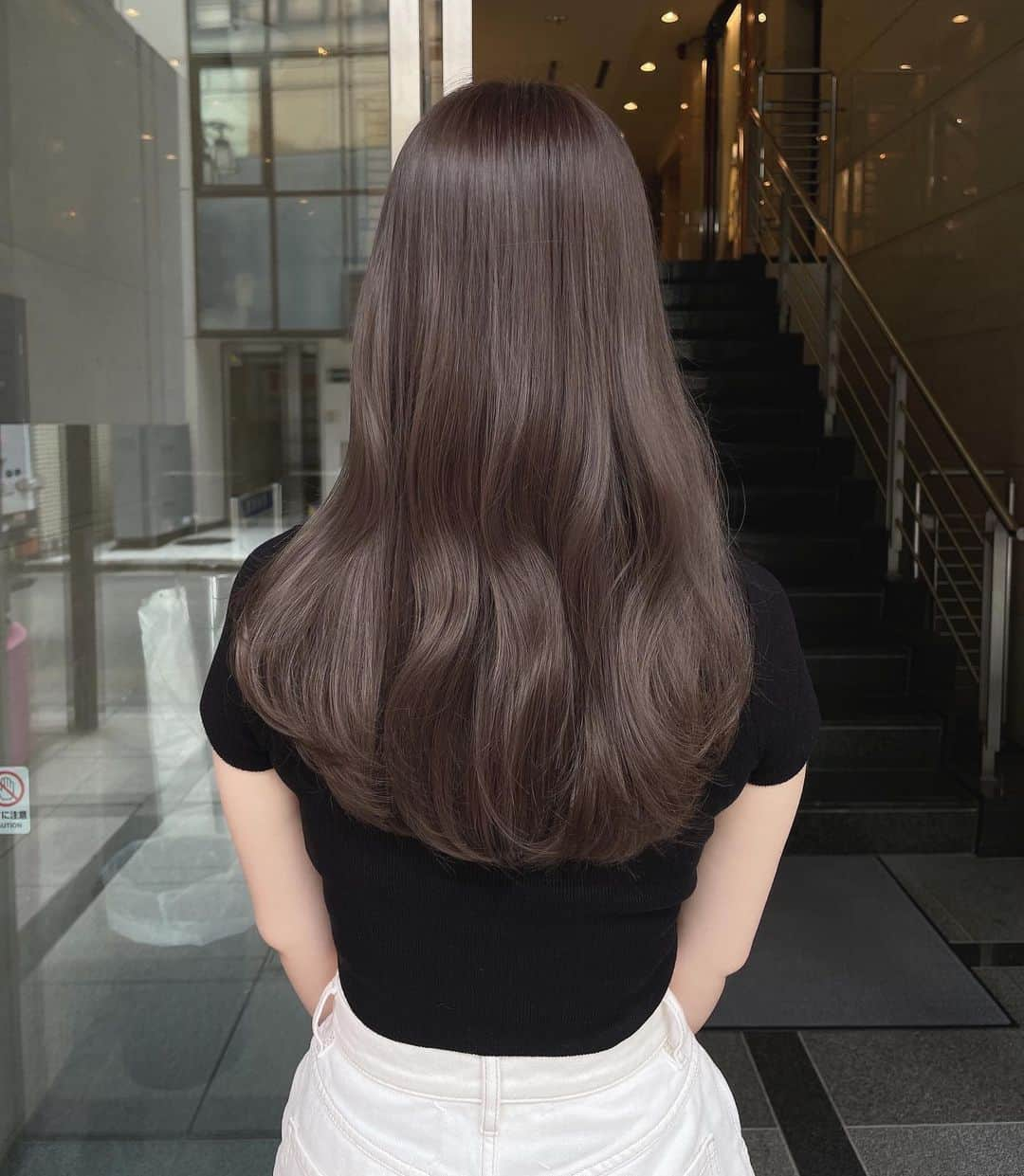 ことねさんのインスタグラム写真 - (ことねInstagram)「肌のトーンが明るく見え、品のあるグレージュヘア♡ 艶ヘアに見える重めのカットライン」9月5日 21時36分 - kotone_kuno