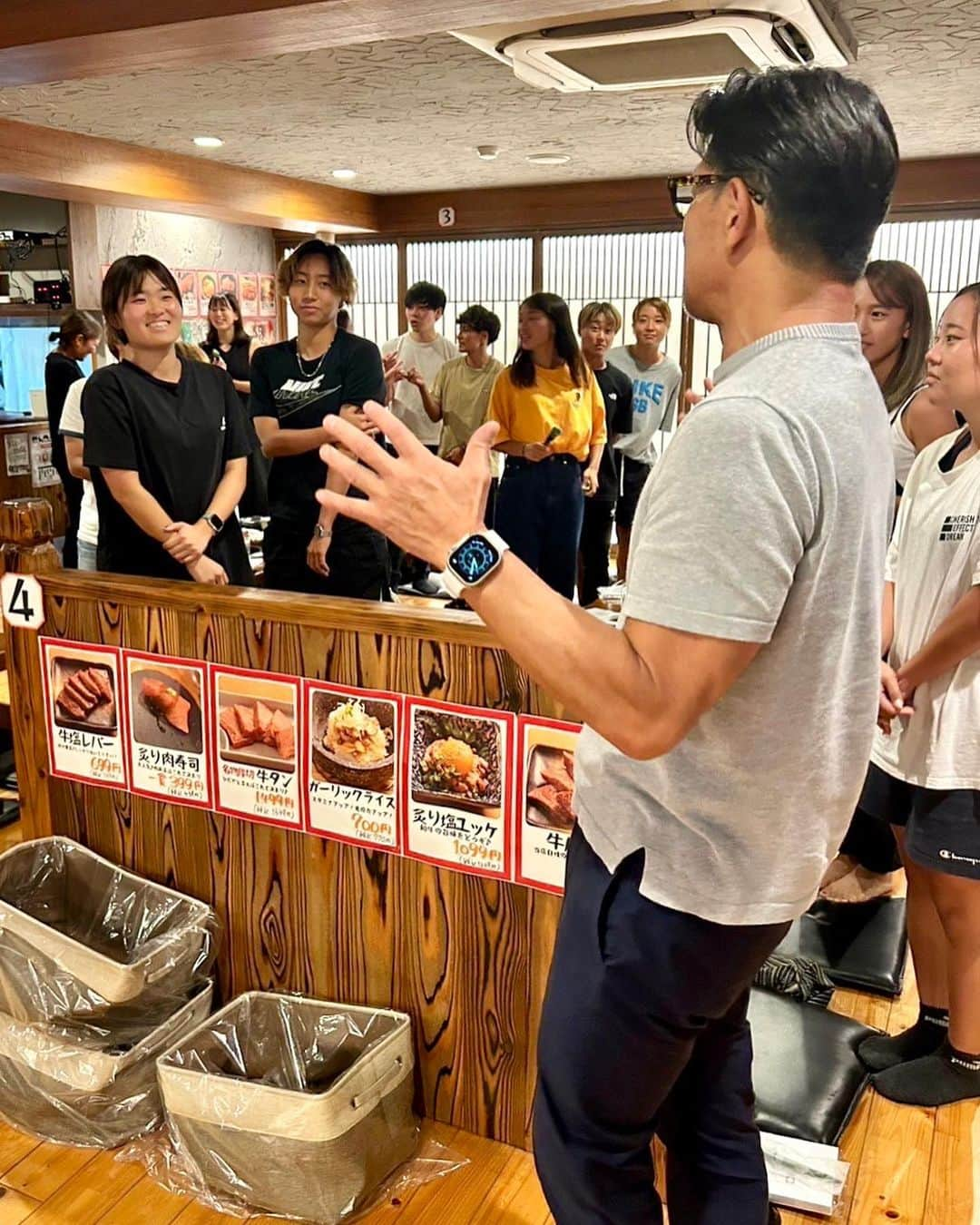 榊原信行さんのインスタグラム写真 - (榊原信行Instagram)「少し前の話になりますが、沖縄県で唯一なでしこリーグ参戦を目指す女子サッカーチーム“琉球デイゴス”の陣中見舞いに、スタッフの皆んなと沖縄へ行って来ました！ ちょうど千裕が沖縄で練習をしているということだったので連絡したところ、サプライズで来てくれました！  チームの皆さんには、夢中になってサッカーに打ち込める今を大切に、悔いの無い日々を積み上げてもらいたいと思います。応援しています！  また、フロントは本当にしんどい事の連続かと思いますが、挫けず沖縄女子サッカー唯一の希望を、継続・発展させられる様に精進して下さい！  A few days ago, I went to Okinawa with all my staff. It is for the purpose of visiting the camp of the women's soccer team "Ryukyu DEIGOS" aiming to participate in the only "Nadeshiko League" in Okinawa. RIZIN fighter Chihiro Suzuki was practicing in Okinawa, so I contacted him and he came to the location as a surprise!  To the Ryukyu DEIGOS team, please cherish the time you have now to concentrate on soccer. I want them to spend their days with no regrets. I'm rooting for them!  I also think that there are many really difficult things that happen when working on the front lines. I urge them not to give up and do their best to continue and develop Okinawa Women's Soccer's only hope!  #琉球デイゴス #琉球DEIGOS #女子サッカー #なでしこリーグ #weリーグ #沖縄 #okinawa #鈴木千裕 #ChihiroSuzuki」9月5日 21時38分 - nobu_sakakibara