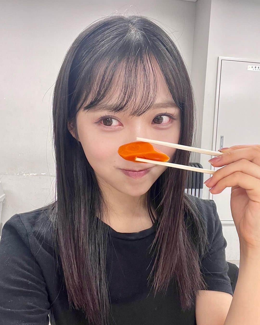 のインスタグラム：「にんじん🐇🥕  髪伸びました~伸ばそうかなぁ〜」