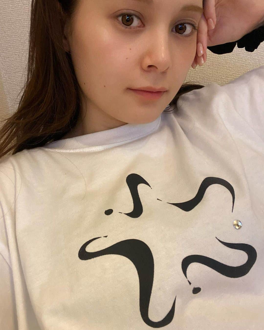エイミーのインスタグラム：「@satsukiiazuma のジュエリーブランド、 @s_s_s_jewelry 💍  このTシャツは、アコヤ真珠の事業者の方や養殖をサポートするために始めた @s_s_s_jewelry のプロジェクトの一環で、MakuakeにてTシャツやアコヤ真珠のジュエリーを発売中みたいです💍  アコヤパール、ひとつひとつ個性的でとてもかわいいのでチェックしてみてね💍  https://www.makuake.com/project/s_jewelry/」