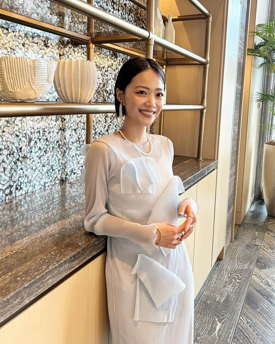 のインスタグラム：「💒👰💐  結婚式お呼ばれコーデ♡ . ももこちゃん🍑らしく華やかでcuteな海外partyのような式だった🫶🇺🇸🇫🇷 .  毎度のことながら号泣。 末長くお幸せに。💎 . . . . . . #結婚式 #結婚式お呼ばれ #キンプトン新宿東京 #happywedding #お呼ばれコーデ #お呼ばれドレス #kotohayokozawa #ショートヘア #ショートボブ」