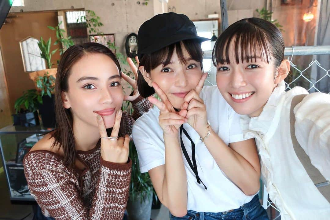 佐藤栞里のインスタグラム：「. 梨花さんのYouTubeに カレンちゃんとお邪魔してきました☺︎☺︎☺︎ 外をお散歩しながらカフェに行ったり 梨花さんと同じ飲み物を頼んだり (ジンジャーと黒糖牛乳コーヒー🥰) みんなで、最近はこれがおすすめですよだなんて 情報交換をしちゃったり。 20年前のわたしからしたら 奇跡みたいな出来事が、これでもか！と ぎゅうっと詰め込まられたような、 そんな幸せな1日になりました🌼 梨花さんのあたたかいお人柄と 変わらず輝き続ける可愛いお姿と まっすぐかっこいいお仕事への姿勢、 梨花さんを大好きになったあの日から 今もずっと変わらないこの気持ち☺️ 推ししか勝たんとはこのことですね。 そしてカレンちゃんがいなかったら、 わたしはきっと、緊張で何も話せていなかったと思います🥲 楽しいお話をたくさんしてくれて 一緒にいてくれて、ありがとう🌷 なんともほくほくな幸せ空間、みなさんもぜひ🤭」