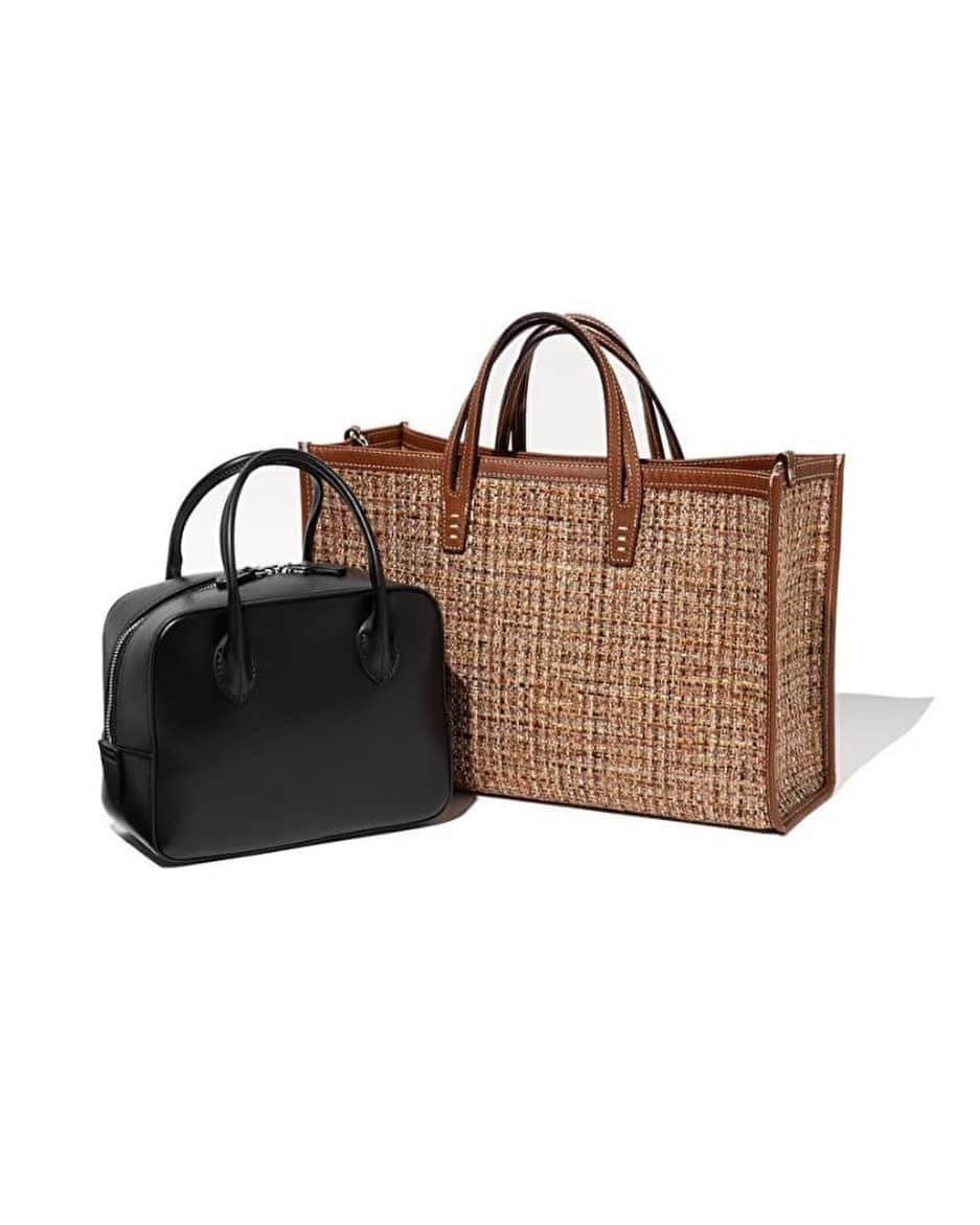 Theory luxe official account.のインスタグラム：「［OUR WISH LIST］ 夏から初秋へ。 季節の変わり目に揃えておきたい9月のウィッシュリスト  -Essential Bag-  スタイリングに寄り添う機能性に優れたシンプルバッグ  オンオフ問わず、どんなスタイルも受け止めるデザイン。 確かな技術と高品質な素材によって生まれる上質感。使いやすく機能的。 長く愛用したいバッグだからこそ、譲れない条件です。  「MAISON CANAU」のトレンドのミニバッグは、イタリア最高峰の選び抜かれたスムースレザーを使用し、その軽さに驚くはず。 開口部が広く、荷物の出し入れがしやすいこともポイント。(左)  「A Vacation」のツイード素材のバッグは、theory luxeの別注カラー。 適度なマチがあり、収納力も満点です。(右)  #theoryluxe #セオリーリュクス #バッグ #maisoncanau #avacation #レザーバッグ #ツィードバッグ」
