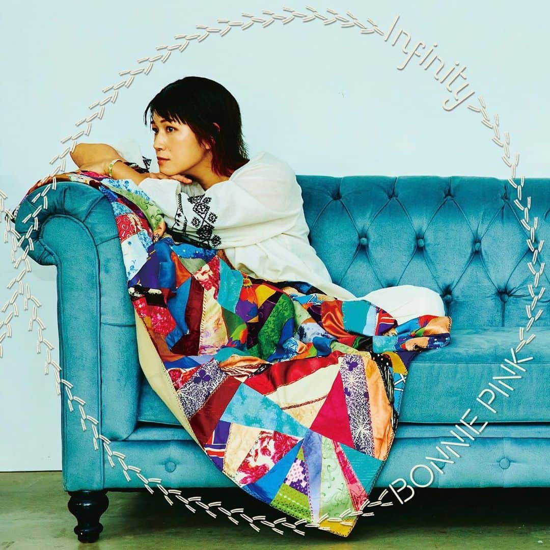 BONNIE PINKのインスタグラム：「11年ぶり、13枚目のアルバム「Infinity」が明日発売です。ツアーの追加公演のリハでクタクタになっていたところに、マネージャーが完成したCDとメガジャケを持ってきてくれて元気出ました。久々の制作に至るまでに紆余曲折ありとても時間がかかってしまったけれど、こうして新作を盤にしてお届けできるところまでたどり着けたことを心から嬉しく思います。そしてこの作品作りに力を貸してくれたミュージシャンやスタッフ、待っていてくれた全ての人に感謝の気持ちでいっぱい。一言じゃ言い尽くせない11年の月日を感じてもらえる作品になっていたらいいな…。聴いてくれた人、気が向いたら感想ください。そして、続Infinityツアーでこれから尋ねる香川・福岡・広島の皆さん、すぐに会いましょう！」