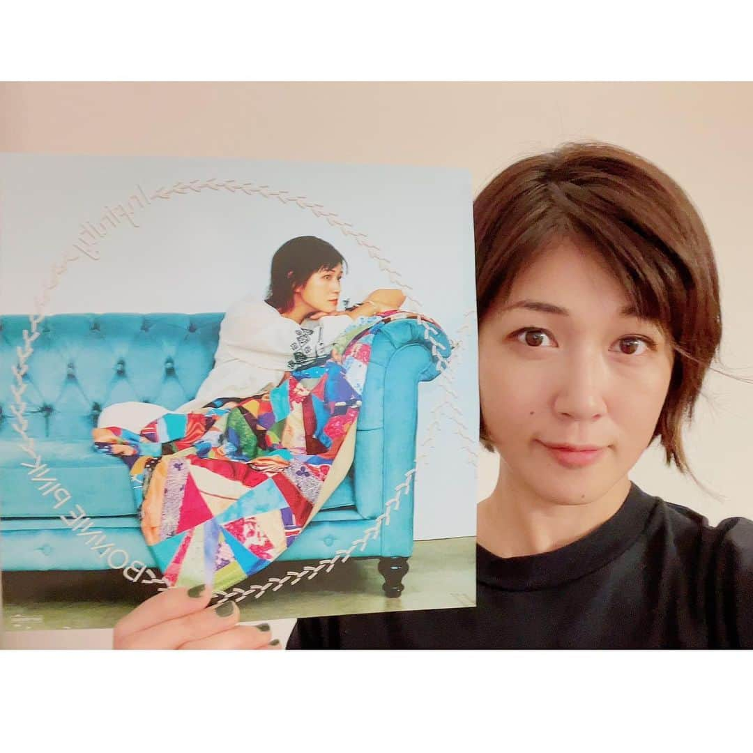 BONNIE PINKさんのインスタグラム写真 - (BONNIE PINKInstagram)「11年ぶり、13枚目のアルバム「Infinity」が明日発売です。ツアーの追加公演のリハでクタクタになっていたところに、マネージャーが完成したCDとメガジャケを持ってきてくれて元気出ました。久々の制作に至るまでに紆余曲折ありとても時間がかかってしまったけれど、こうして新作を盤にしてお届けできるところまでたどり着けたことを心から嬉しく思います。そしてこの作品作りに力を貸してくれたミュージシャンやスタッフ、待っていてくれた全ての人に感謝の気持ちでいっぱい。一言じゃ言い尽くせない11年の月日を感じてもらえる作品になっていたらいいな…。聴いてくれた人、気が向いたら感想ください。そして、続Infinityツアーでこれから尋ねる香川・福岡・広島の皆さん、すぐに会いましょう！」9月5日 21時49分 - bonniepink_official