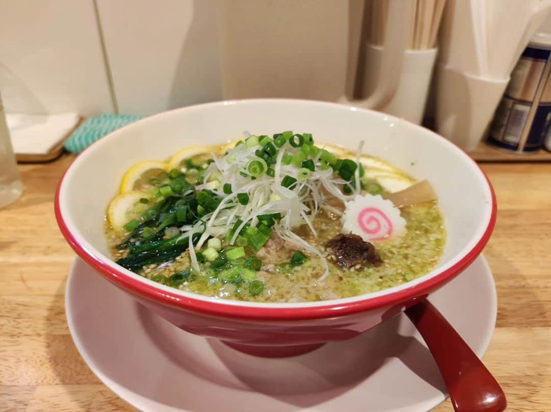 つけMen野郎のインスタグラム：「辛塩らーめん らーめん天神下大喜 つけめん食べたいなぁ、と思いつつ到着。一期一会、辛塩らーめんあるそうで惹かれていただく。辛は赤ではなく青の方。青いと見てわからないけどノーマルレベルでオーダー。青い辛さ好きなので、胸を高めていただく。出汁の効いた塩のスープに背脂のコクと甘み、そこに青唐の後を引かないキレある絡みが良い。不用意に啜ると咽そうだが、ぐいぐいと食べさせるうまさがある。これ好きだわ。ニンニクオイルが交差するアクセントも良く、中太縮れ麺とも合う。レモンは輪切りバージョンで絞る手間を省いてくれたが、今後はカットレモンで提供しそう。個人の加減で酸味を加えると、辛味と違った刺激が甘辛酸のバランスが補われてアリでした。特に塩背脂ネギにレモンの組み合わせって牛タンのような組み合わせで、そりゃ合うし旨いよね。そろそろつけめん食べたいよなぁ笑」