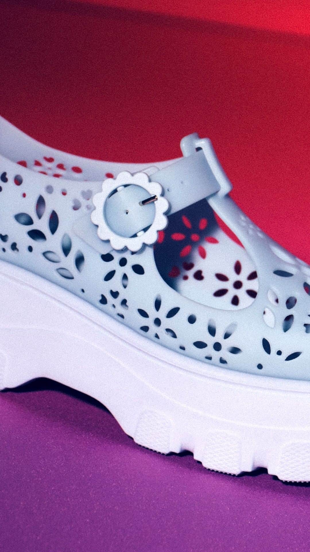 メリッサのインスタグラム：「Quando o assunto é autenticidade eu só penso nela: #MelissaKickOffLace 💙 Disponível agora em melissa.com.br!」