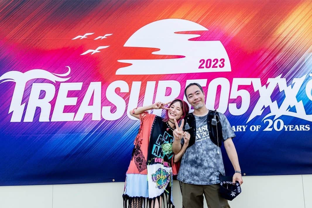 LiSAさんのインスタグラム写真 - (LiSAInstagram)「#TREASURE05X #トレジャー20th 私にとって5回目のTREASURE。 LiSAにとって最初のフェス。が2014年のこのTREASUREでした。 大好きな先輩達が、盛大に夏の終わりを遊ぶTREASURE。 バンドさんばかりのフェスで、女ソロシンガーの私をこのステージに、ロックフェスに最初に立たせてくれたのは、このTREASUREで、地元東海地区のライブを一緒に一つ一つ叶え続けてくれている間瀬さんです。 それから仲間にしてくれた、大好きなバンドの先輩とTREASUREのフロアのみんな。  間瀬さんの愛するTREASUREの20周年のステージに私の身体が間に合ってよかった。 お祝いさせてもらえて本当に嬉しい。  お祝いの日が、最高な快晴で、最高な灼熱で、全快な私たちで、最強な声を轟かせられる日で、本当によかった！  私のフェス再開もTREASUREからスタートです🌊  また一緒に最高な夏を遊ぼうね。」9月5日 22時00分 - xlisa_olivex