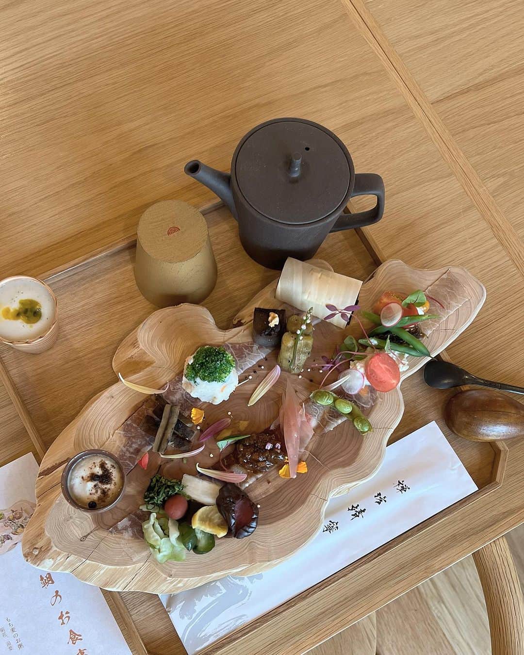 のインスタグラム：「ヨガやメディテーション、朝のおつとめ後の晩御飯と朝ご飯🍱  淡路島野菜、菊の入ったお粥、自家製麹やお醤油に拘り、発酵食材を積極的に取り入れ、お砂糖の代わりにみりんや麹を使用した禅坊料理🙏 動物性食材は含まないから消化にもいい。  視覚も味覚も満たされて 五感が研ぎ澄まされる✨」