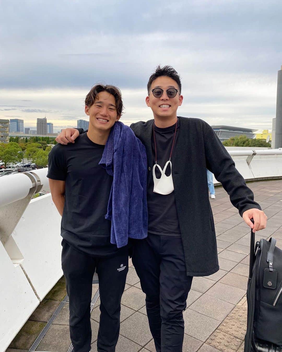 荒井陸のインスタグラム：「僕の友人が本を出版しました。  　　　　　　与える人になりなさい ~じぃちゃんと僕たちのフルーツサンド行進曲~  皓生が水球をやっていたというところから、僕が弾丸で岡崎まで会いに行ったのが1番最初の出会い。同い年で経営者として尊敬している友人。  皓生とはビジネスの話なんてまったくしないし、くだらない話ばっかしかしてないから、経営者としてどんな人なのかは全く知らなかったけど、昨日出版記念パーティーに行って、皓生が人格者であり、たくさんの人に愛されているのがわかりました。  本を読み終えて、あの姿の裏には沢山の苦労、出会い、別れがあって今の大山皓生、そしてダイワというお店があるんだなと。ここで話してしまうとネタバレになってしまうので、一つだけ話すと、選ぶ道が正解かなんていうのは誰もわからないけど、選んだ道を正解にするという真っ直ぐな信念があれば誰でも道を切り開くことができるんだなと思いました。  キミが生み出した、フルーツサンドとかき氷は世界一ダ。  人として大切な言葉がいっぱい詰まっていて、とても前向きになれる本なので皆さん是非読んでみてください。  #与える人になりなさい」