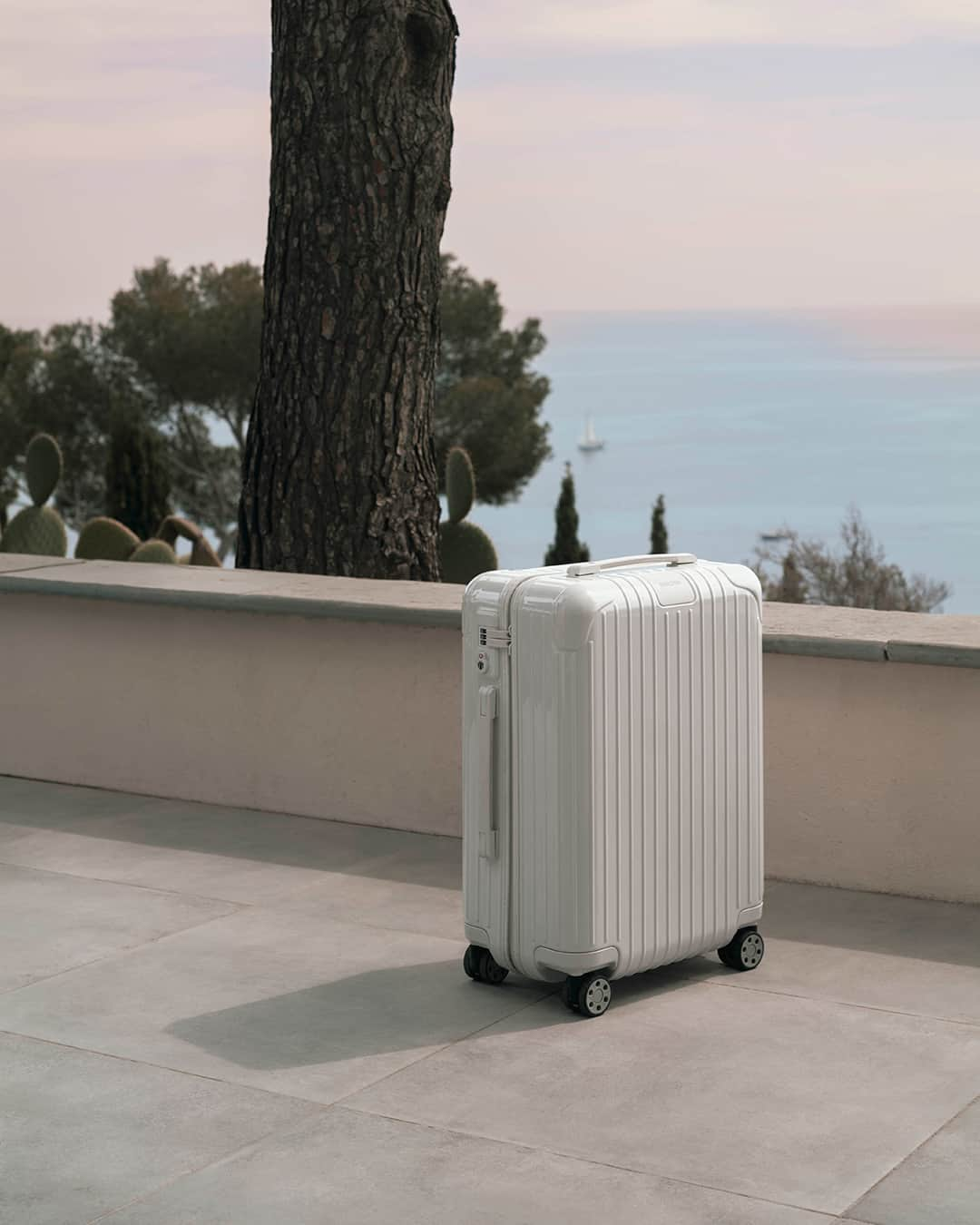 リモワさんのインスタグラム写真 - (リモワInstagram)「Set your next getaway in motion with the RIMOWA Essential Cabin in White.   #RIMOWA #RIMOWAessential」9月5日 22時00分 - rimowa