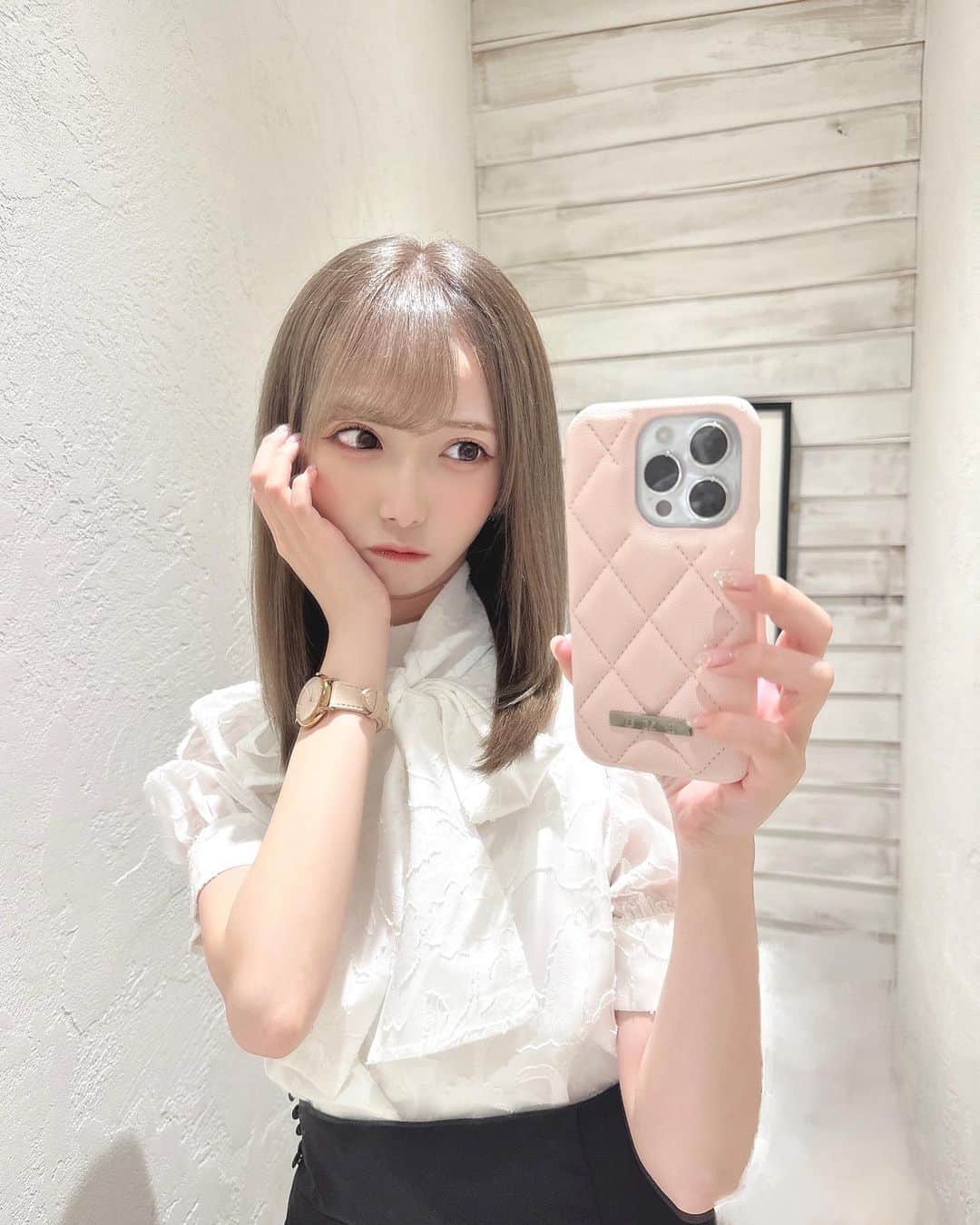 のインスタグラム：「☕️🤍  秋になりましたね〜（´-`）.｡oO  またまたエクステを外してミディアムになりました！！❤︎ 少しの間だからこの長さもたのしむぞの気持ちです💭  #iPhoneケース 新しいのにした！鏡越し撮影難しい😮笑」