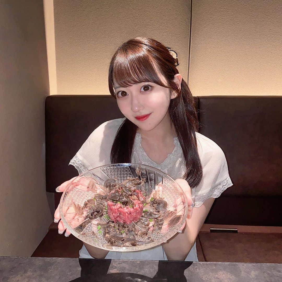 のインスタグラム：「目黒にある 焼肉きゅうこん へ🥩🫶  和牛がとっても美味しいお店で 贅沢なくらいトリュフが乗った ユッケやTKGも最高すぎた〜🥰 (トリュフTKG、美味しすぎて2杯食べました。笑)  店内も落ち着いていて、デートや女子会にもぴったり👼  📍住所 東京都目黒区目黒1−5−4 テルレB1F 　 PR @kyukon294 #焼肉きゅうこん #目黒焼肉 #目黒居酒屋 #目黒ディナー #目黒グルメ #焼肉 #焼肉ディナー #焼肉デート #トリュフ #焼肉好きな人と繋がりたい #TKG #デート飯 #デートコーデ #ハーフアップ #ユッケ」
