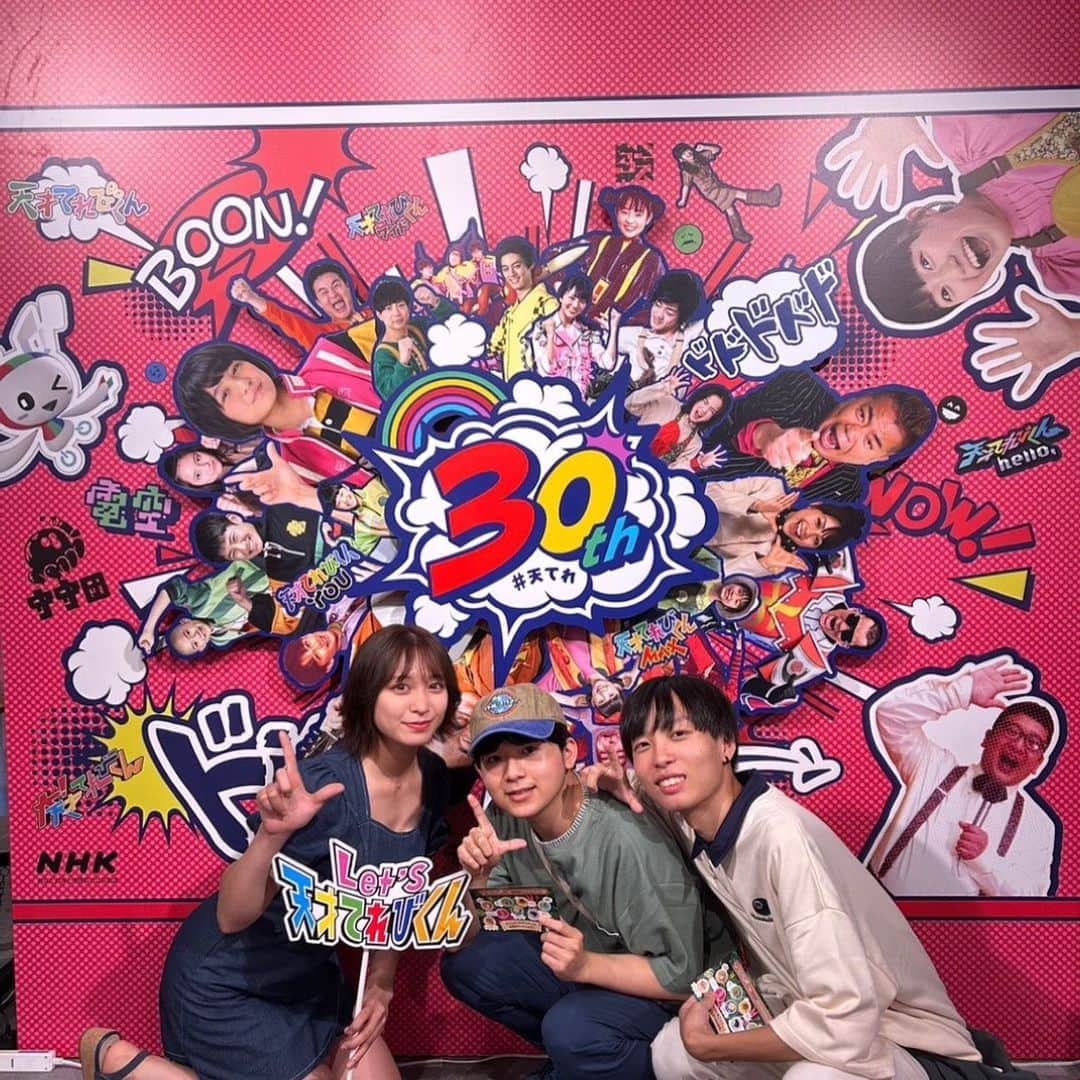 赤崎月香のインスタグラム：「・  先日、ずっとずっと行きたかった #天てれ展　へ つーじーとたけると行ってきました👩‍👦‍👦👓！  懐かしい思い出がたくさん🫶🏻 よく座ってた椅子が特に懐かしかったです笑  たくさん楽しいブースがあって、3人が本気で楽しみすぎて写真があまり撮れなかったのが残念（ ; ; ）笑 9月末までやっているみたいなので、皆様もぜひ行ってみてください🌟  どこかに私たちのメッセージもあるかも？👆🏻  最後の一枚、少し顔が大人になった（？）私を添えて」