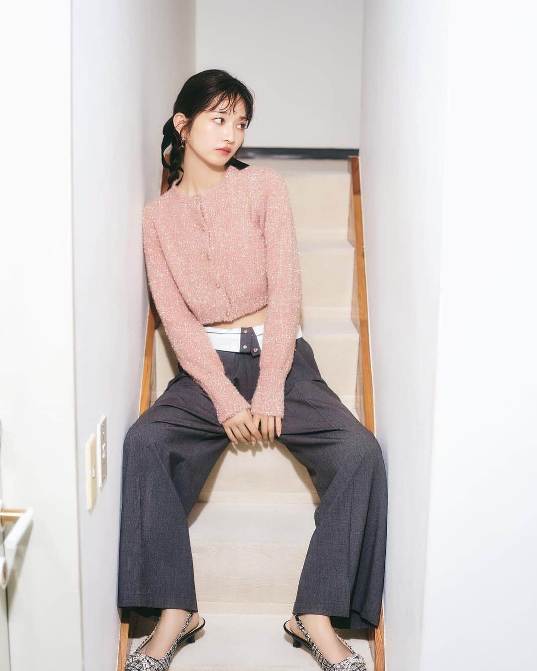 のインスタグラム：「- ONLINE STORE  LIMITED ITEMS -  秋コレクションの人気アイテムから 気分上がる華やかな オンラインストア限定カラーが登場！ 　  ピーチカラーのカーディガンは、パンツスタイルにも。 トレンドの折り返しパンツでちょっぴり肌見せするのが今の気分☺︎  #lilybrown #リリーブラウン #vintage #vintagefeature #オンライン限定 #EC限定 #限定カラー」