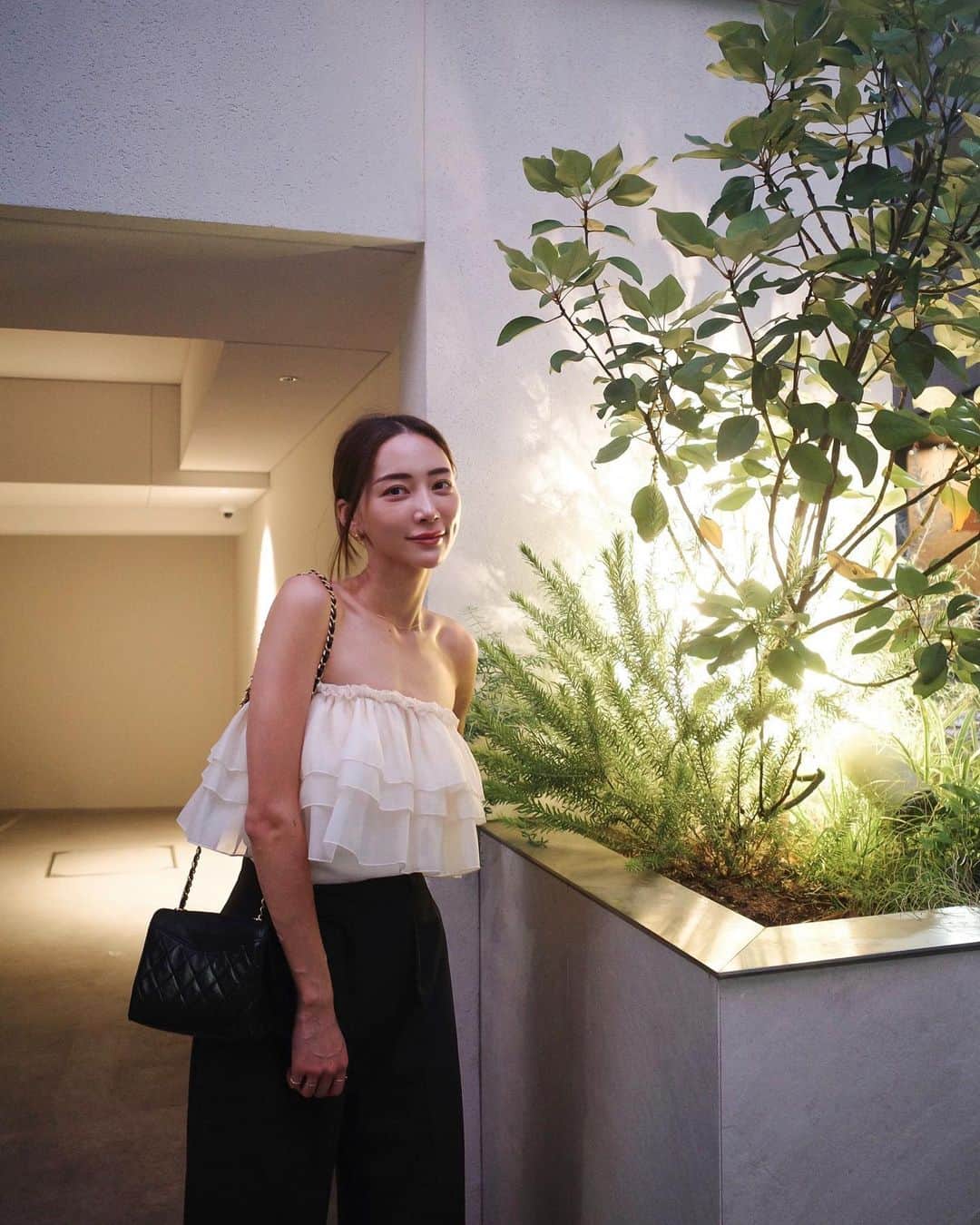 のインスタグラム：「🤍 めちゃくちゃ使える去年作ったパンツ✨  #outfit #ootd #coordinate #fashion #searoomlynn #ambient #chanel」