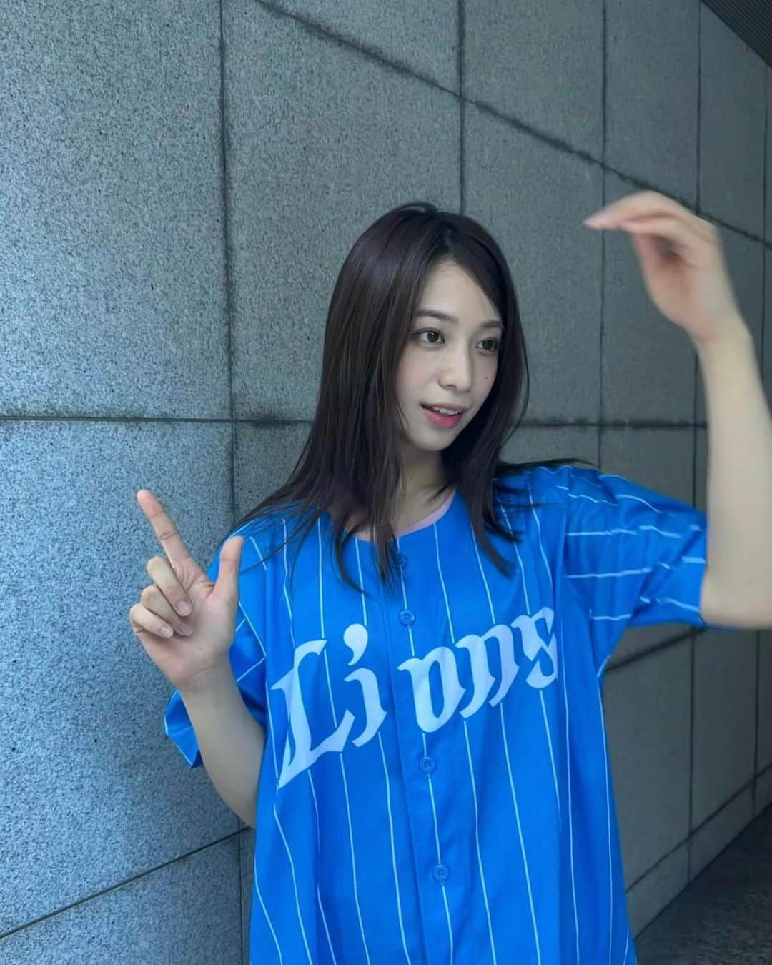 山口清香のインスタグラム：「お知らせ💙  既に先週の #ライオンズチャンネル で発表されましたが、、 9/14(木)ベルーナドームで行われるソフトバンク戦でブルーレジェンの皆さんと一緒にパフォーマンスさせていただきます！🦁  昨日の練習密着を観てくださった方はわかると思うのですが、私必死です。😂😂 課題がいくつか見つかったので自主練をしっかりし、本番に向けて準備していきたいと思います！  是非14日、ライオンズと私を応援しにベルーナドームに来てください🔥  試合前のステージショーから、オープニングパフォーマンス、5回裏、7回裏の計4回出演する予定です。頑張ります💪🏻  #ライオンズ #埼玉西武ライオンズ #野球 #野球観戦」