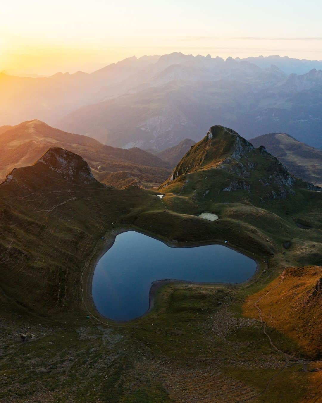 Alex Strohlさんのインスタグラム写真 - (Alex StrohlInstagram)「What freedom looks like for me. I recently spent four nights living out my tent in these mountains and I thoroughly enjoyed every second of it. I did my best to forget about what time it was, and to just make lose plans based exclusively on instinct. It was refreshing to have “nothing to lose” for a few days, at ease between the valley below and the sky above.」9月5日 22時00分 - alexstrohl