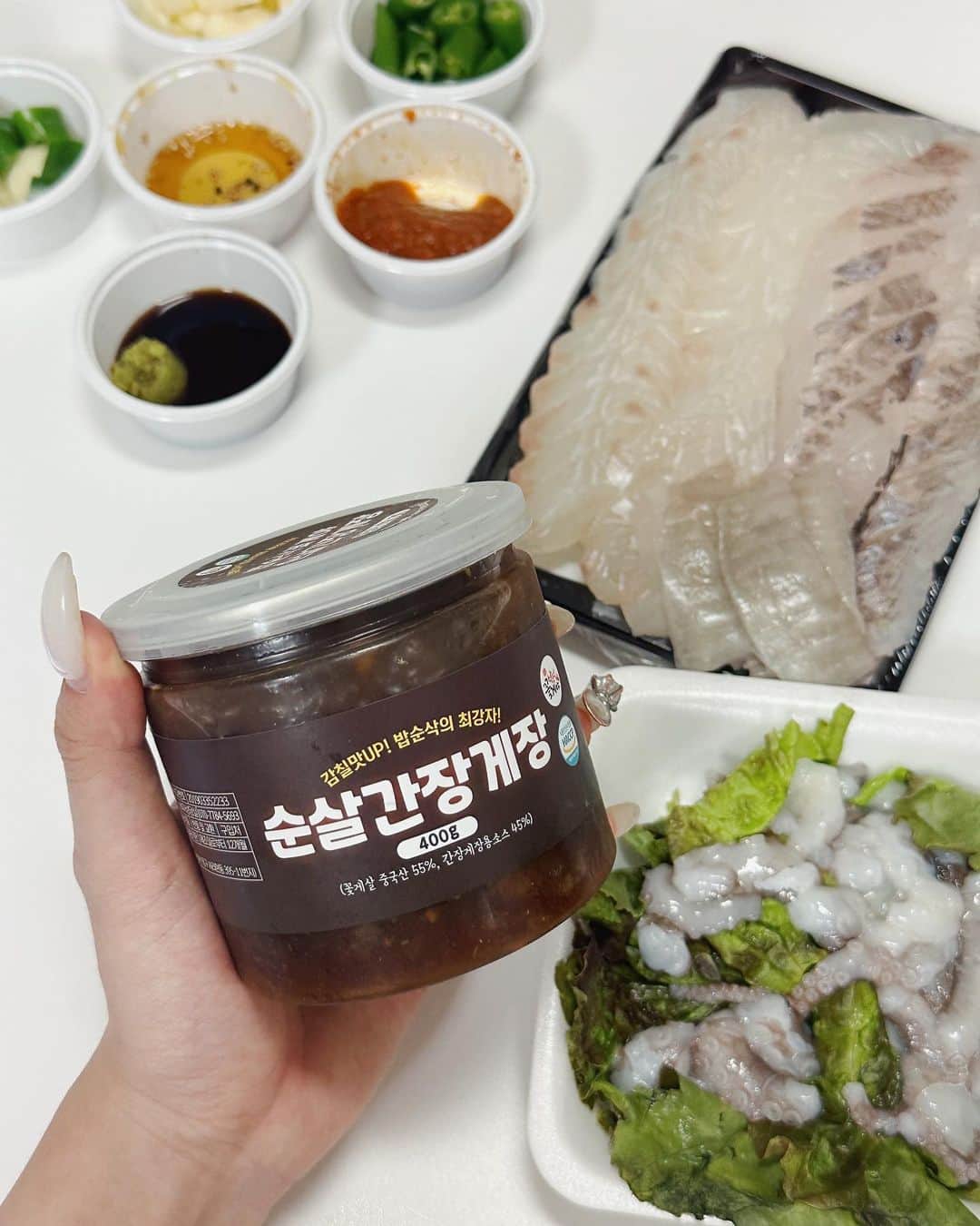 スヒョンのインスタグラム：「♥ 무병님들 #순살게장 제발 이렇게 드셔보세요 ❛ #밥순삭꽃게야 ❜ 긴 설명 필요한가요 ? 동영상으로 준비했어요 💪🏻👧🏻🤳🏻 ⠀⠀⠀ ❝ 이게 정말 다 #게살 이라면 믿으시겠어요 ? ❞ ⠀⠀⠀ 🥇 네이버 1위 순살 게장의 원조 ❛ #밥순삭꽃게야 ❜ 순살게장 & 새우장 최저가 마켓 최저가 마켓 𝐎𝐩𝐞𝐧 🥹✨ ⠀⠀⠀ 저 음식에 진심인 거 다들 아시죠.. 맛없으면 제 맛집 추천도 신뢰 잃을까 봐 맛 없는 제품은 돈 많이 준다고 해도 절대 안 가져와요 ⠀⠀⠀ 미국에서 한식 먹고 싶어서 죽을 거 같아서 비싸게 양념게장 시켰었는데 맛없어서 다 버렸다고요 진짜 얼마나 슬펐는지.. 🇺🇸 ⠀⠀⠀ 하지만 ❛ #밥순삭꽃게야 ❜ 절대 못 참지 🦀🍚🥢  흰살 생선회에 순살게장 찍어먹으면 진짜 𝐉𝐌𝐓 ⠀⠀⠀ 예전부터 #내돈내산 으로 사 먹던 제품인데 일정이 매번 안 맞아서 못 하다가 드디어 하게 돼서 너무 신나요 ⠀⠀⠀ 나 너무 신나 연진아.. 🥷🏻  순살 간장게장 / 순살 양념게장 / 순살 매운 양념게장 🦀 간장 새우장 / 양념 새우장 🦐 모두 대용량 구성으로 가져왔어용  ⚠️ 가장 많이 궁금해하시는 유통기한 & 보관법 ⠀⠀⠀ 𝑸. 바로 먹을 때 유통기한도 궁금해요 ↳ 𝑨. 개봉 전 #냉장 보관 5일까지 가능하며 개봉 후엔 #냉장 보관 3일까지 가능합니다 ! 냉장은 가능한 빠른 섭취 권장 드립니다  𝑸. 엄청 많이 구매했는데 유통기한 괜찮은가요..? ↳ 𝑨. 가장 최근 제조된 제품으로 보내드리며 보존제가 전혀 안 들어간 신선 제품이기 때문에 받으신 후 바로 #냉동 하시면 유통기한 1년까지 가능합니다 ! 해동은 상온에서 2-3시간 정도 자연해동 또는 냉장실에서 4-5시간 정도 해동하시면 됩니다 ⠀⠀⠀ 꼭 캘린더에 메모하시고 최대 40% 할인으로 가져왔으니 놓치지 마시고 #밥순삭 하세용 ! ⠀⠀⠀ ❶ 기간 🗓 └ ❝ 9월 4일(월) 오후 6시부터 ~ 7일(목) 자정까지 ❞ ⠀⠀⠀ ❷ 가격 💵 • 순살 간장게장 400g + 순살 간장게장 400g 정가 50,000원 ➝ 장수 마켓가 29,900원 💰 ⠀⠀⠀ • 순살 양념게장 400g + 순살 양념게장 400g 정가 50,000원 ➝ 장수 마켓가 29,900원 💰 ⠀⠀⠀ • 순살 매운 양념게장 400g + 순살 매운 양념게장 400g 정가 50,000원 ➝ 장수 마켓가 29,900원 💰 ⠀⠀⠀ • 순살 간장게장 400g + 순살 양념게장 400g 정가 50,000원 ➝ 장수 마켓가 29,900원 💰 ⠀⠀⠀ • 순살 간장게장 400g + 순살 매운 양념게장 400g 정가 50,000원 ➝ 장수 마켓가 29,900원 💰 ⠀⠀⠀ • 순살 양념게장 400g + 순살 매운 양념게장 400g 정가 50,000원 ➝ 장수 마켓가 29,900원 💰 ⠀⠀⠀ • 간장새우장 300g 정가 20,000원 ➝ 장수 마켓가 14,500원 💰 ⠀⠀⠀ • 양념새우장 300g 정가 20,000원 ➝ 장수 마켓가 14,500원 💰 ⠀⠀⠀ ❸ 배송 🚛 (제주, 도서산간 지역 배송 불가) └ 오전 11시 이전 결제 시 익일배송 └ 60,000원 이상 구매 시 #무료배송  ⠀⠀⠀ 가장 최근 제조된 제품으로 본사에서 직접 꼼꼼하게 배송됩니다 ! ⠀⠀⠀ 순살 게장의 원조 #밥순삭꽃게야 🦀 ⠀⠀⠀ 월요일(4일) 저녁 6시 🫶🏻 온라인 최저가로 준비했으니 초특가 놓치지 마시고 프로필 링크에서 확인하세요 👼🏻 ⠀⠀⠀ ﹆ 프로필 링크에서 구매하시고 놓치지 마세요 ﹆ 질문은 댓글에 남겨주세요 #친구태그 는 사랑입니다 ♥ #𝑱𝒂𝒏𝒈𝒔𝒖𝒉𝒚𝒖𝒏_공구」