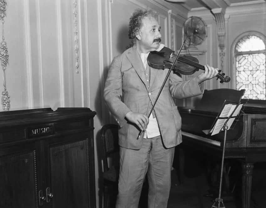 アルベルト・アインシュタインのインスタグラム：「"I am happy because I want nothing from anyone. I do not care for money. Titles or distinctions mean nothing. I do not crave praise. The only thing that gives me pleasure, apart from my work, my violin and my sailboat, is the appreciation of my fellow worker." -Albert Einstein」