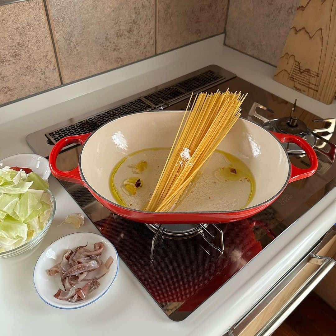 Tesshiさんのインスタグラム写真 - (TesshiInstagram)「お鍋ひとつでいか明太スパゲッティ One pot calamari spaghetti with Mentaiko #yummy #homemade #healthy #pasta #spaghetti #calamari #squid #mentaiko #おいしい #パスタ #スパゲッティ #イカ #明太子 #マカロニメイト #フーディーテーブル #手作り  オリーブオイル大2、にんにく1かけ、赤唐辛子1本、水350ml〜、麺100g、塩ひとつまみ、途中でいか小さめ1杯、キャベツひとつかみ、明太子1/2腹(1本)、バターひとかけら、塩胡椒、食べる時にレモンなど 2 tbsp olive oil, 1 clove garlic, 1 chili, 350ml~ water, 100g spaghetti, a pinch of salt, squid, cabbage, 1 Mentaiko, 1/2 tbsp butter, salt, pepper… and lemon juice…」9月5日 22時09分 - tmytsm