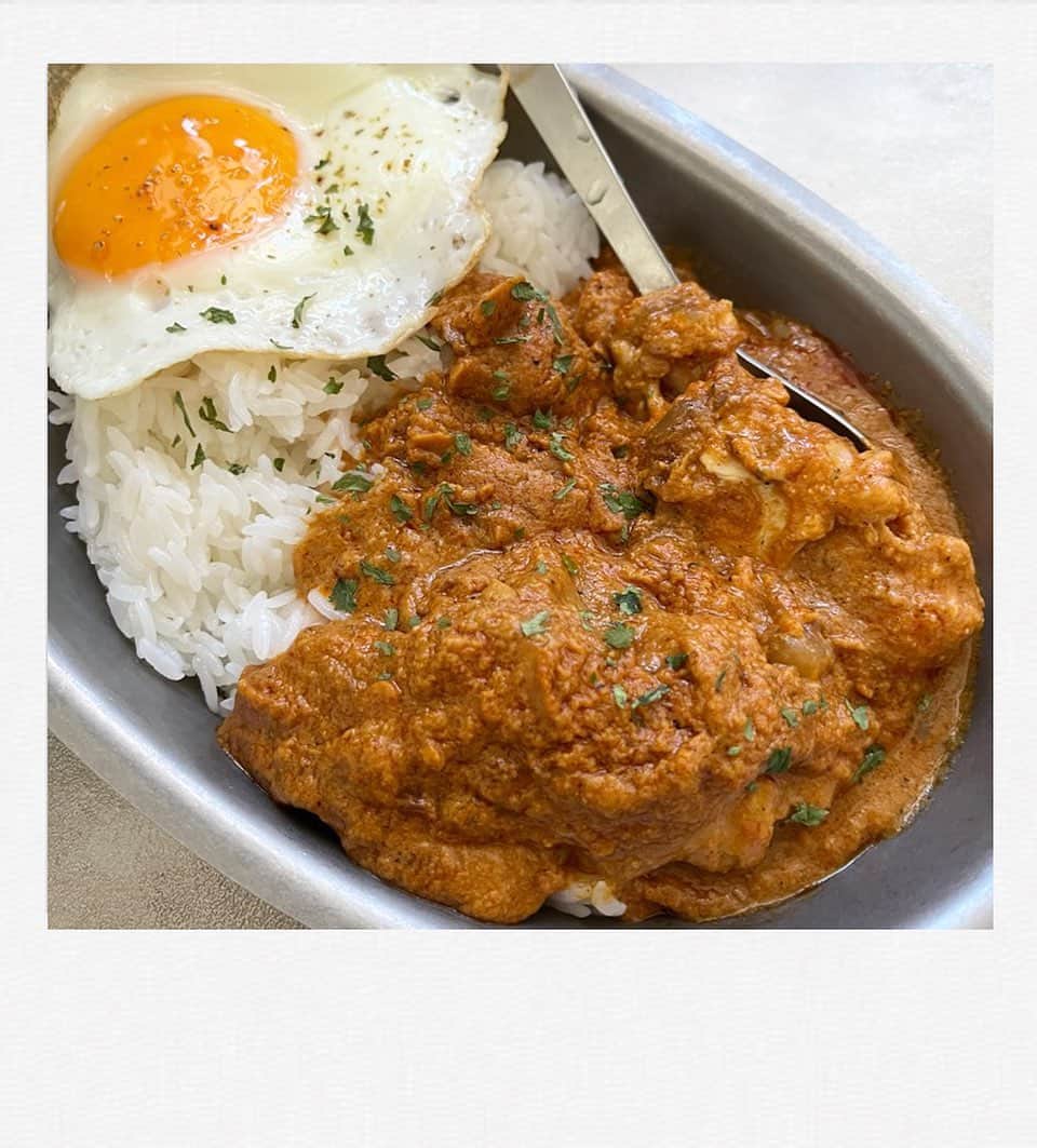 のインスタグラム：「本日の質素亭、頂きモノ『森林食堂 長期成熟鷄のチキンカレー』❤️骨付きチキンがゴロっと２つ入っていて、大満足のレトカレでっす😋 #質素亭 #しっそ亭」