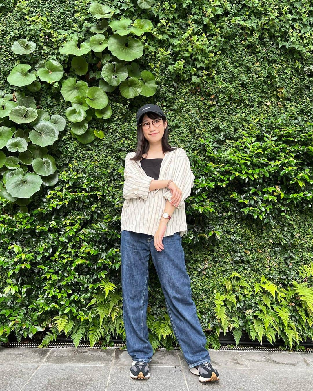 加藤一華のインスタグラム：「. 🌿🌿🌿  この組み合わせ可愛いから ずっとやりたかった！👔👖🧢  今日は外ロケだったんだけど いや、まだまだ暑いね、、🫠 ちょっと焼けた😂😂😂  みんな体調気をつけてすごしてね！  そろそろ秋の気配 感じられるかなぁぁ🤫🍂  #ootd #頭も足元もニューバランス #葉っぱの壁かわいい  #いち推しコーデ」