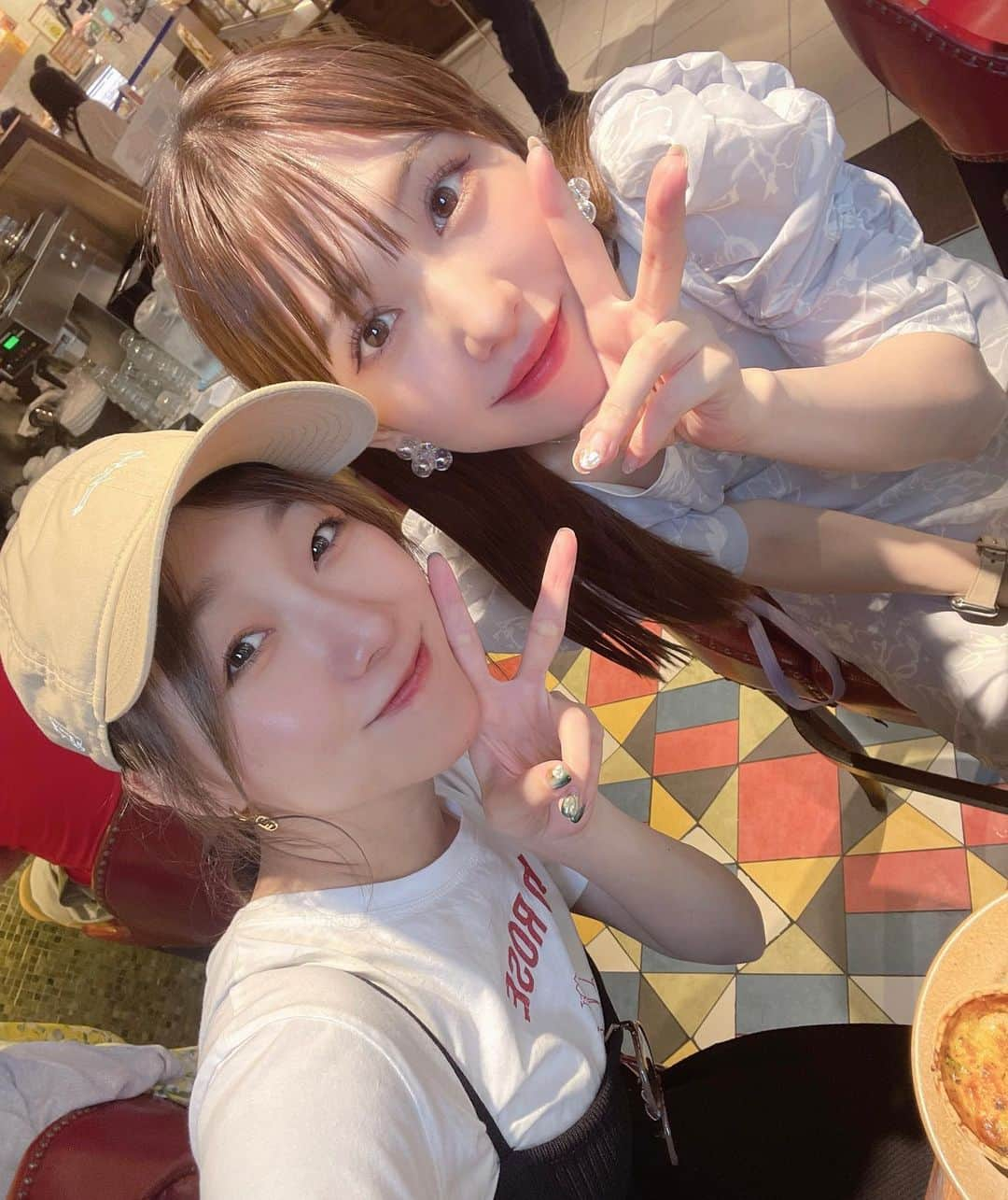 熊崎晴香のインスタグラム：「⁡ ⁡ あかりさんとデートした💓 ⁡ 行きたかったかき氷食べに行って、 お話もたくさんして、ショッピングもして、 香水ガチャしてみたり、楽しすぎた☺️ ⁡ しかも、お誕生日と写真集のお祝いにお洋服のプレゼントまで🥺🫶 トーク会とかどこかのイベントで絶対着るんだ😚 楽しみ✨ ⁡ しゃべり足りなかったので、 またすぐに遊べますように🥰 ⁡ #かき氷　#3年ぶりらしい #動画もあるからスワイプしてね」