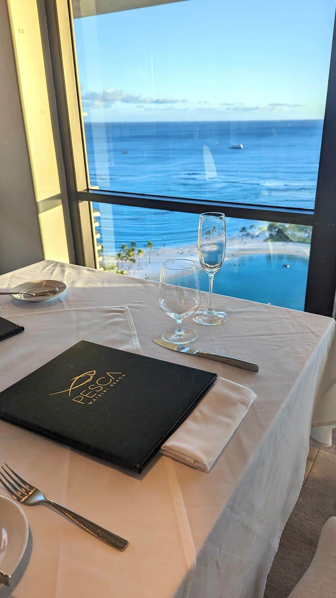 安岡あゆみのインスタグラム：「. 📍PESCA Waikiki Beach 「ウルフギャング・ステーキハウス」のオーナーが考案したシーフードレストラン「ペスカ・ワイキキ・ビーチ」🐟 日本や地中海、ハワイなど各地から毎日直送される新鮮な魚介類からお好みの食材を選び、蒸したり焼いたりと好みの調理法をリクエストできるスタイル。 オーシャン＆ハーバービューやダイヤモンドヘットなど、圧巻のパノラマビューを横目にお食事をいただけます🍴 こちらの個室からだと毎週金曜日のヒルトンの花火が間近で見れるそう🎆 残念ながら私たちは金曜日からハワイ島だったので見れなかったのですが、美しいサンセットを堪能することができました🌆 . . #hawaii #hawaiitrip #hawaiitravel #honolulu #waikiki #pescawaikikibeach #ayumi_y_gourmet #ayumi_y_travel #ハワイ #ハワイ旅行 #ワイキキ #ホノルル #ペスカワイキキビーチ #ハワイグルメ #ワイキキグルメ」