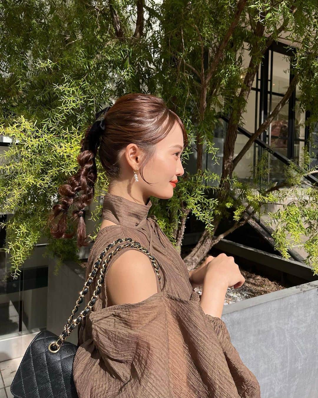 田久保夏鈴のインスタグラム：「質問の多かった結婚式のお呼ばれコーデ🌼 PINUEのボレロセットワンピース、マロンのMサイズを着用しました🤎 （少し丈長めが良かったのでMサイズにました。） 挙式と披露宴中は6枚目の写真のようにボレロのリボンをしっかり結んで肩が見えないようにしていました◎ ヘアは安定のめいちゃんと尾山さんにお願いしました！希望通りすぎて大感動🥹👏  バレッタはももちから誕生日プレゼントにいただいたもの🎀可愛すぎて最初はこの日に使うと決めていた！えみ姉と撮った写真がお色直しのタイミングだったので、その写真がUPされ次第私も載せようかなあ😽  #結婚式 #お呼ばれコーデ」