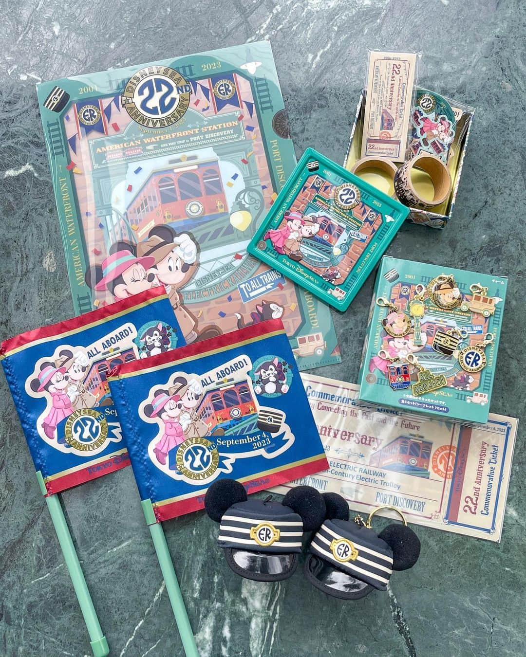 Hatamaのインスタグラム：「＊  ＊  東京ディズニーシー22周年グッズ購入品レポ🩷  .  東京ディズニーシー22周年記念グッズの購入品を並べてみました！  22周年記念グッズは、アメリカンウォーターフロントのディズニーシー・エレクトリックレールウェイがテーマ。  ディズニーシー・エレクトリックレールウェイとおしゃれをしたミッキーとミニーが描かれています🇺🇸  どれも可愛いけど、個人的にはエレクトリックレールウェイのチケット風デザインがお気に入りです。(クリアホルダーセットやステーショナリーセットに含まれます)  ７枚目以降は、チャームセットのシークレットネタバレがあるので注意してください⚠️  .  ちなみに、キャストさんの帽子風キーチェーンはぬい撮りにもおすすめです(*´艸｀*)  ぬいもーずにもぴったりでした！  .  ☑︎フラッグ 700円 ☑︎キーチェーン 1200円 ☑︎クリアホルダーセット 750円 ☑︎ステーショナリーセット 2300円 ☑︎チャームセット 6000円  販売期間：2023年9月4日〜  販売店舗：TDS「スチームボート・ミッキーズ」など。  .  #tokyodisneyresort #tokyodisneysea #disneygram #disneylove #disney #東京ディズニーリゾート #ディズニー #ディズニー女子 #東京ディズニーシー22周年 #ディズニーシーエレクトリックレールウェイ #エレクトリックレールウェイ #ディズニーグッズ」