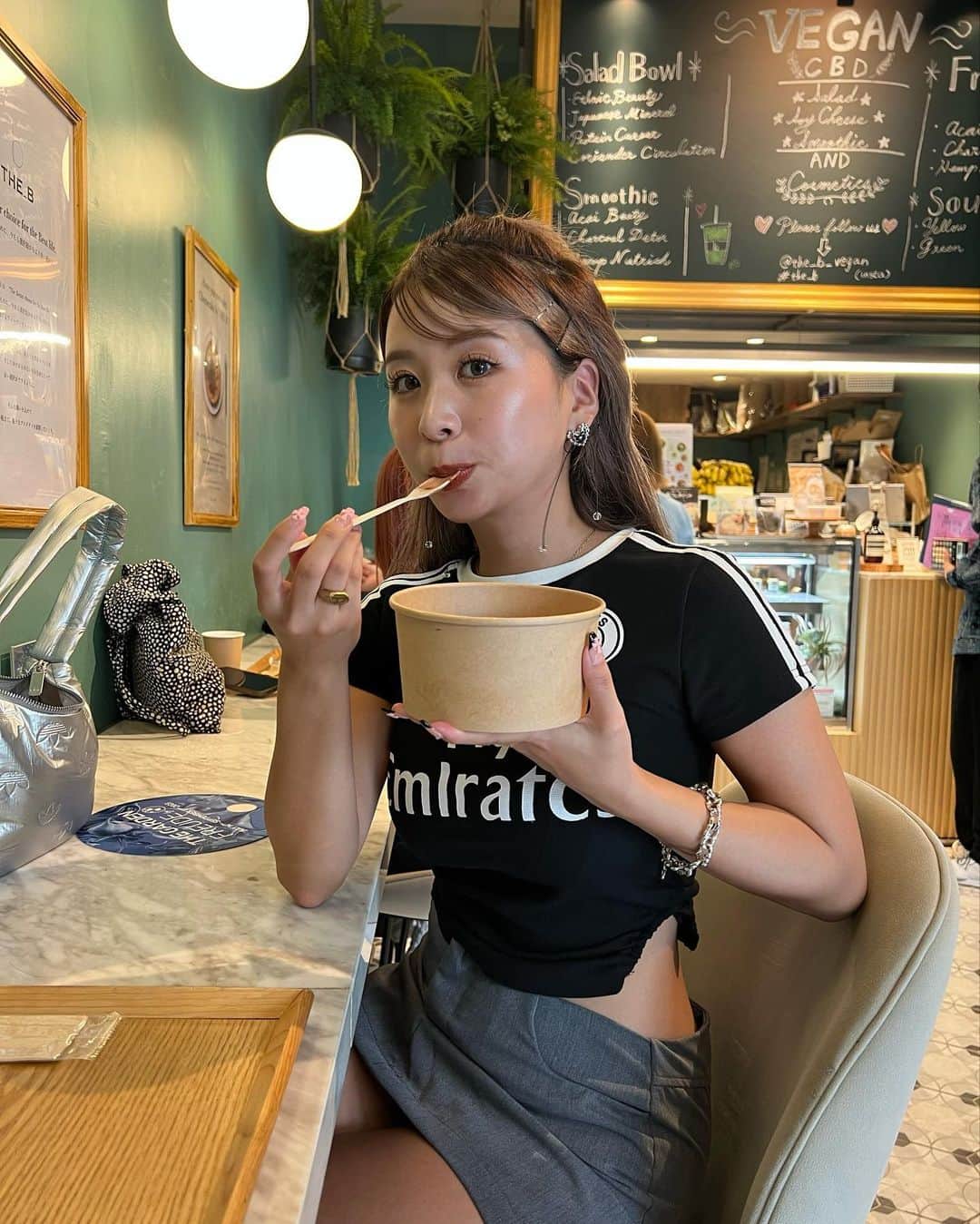 ヒロタナギサのインスタグラム：「_  東京前にマツエクメンテナンス🖤  多めにつけて、 マツエクコーティングで束間出せるように 150本つけてもらった✌︎  デザインは 目頭11mm,真ん中13mm,目尻12mmの Dカールです⭐︎  カウンセリングから親切で 施術も丁寧にして頂いて、 お店の店内もめちゃ綺麗で快適🥹✨ ありがとうございました🙏 これからよろしくお願いします🎶  担当の @neki_haruha さんをフォローして、 なぎさの投稿を見たって伝えて DMで予約してもらったらお得になるって🥹✨  マツエク 100〜120本 ¥7.000➡︎¥6,500 140〜160本 ¥8,000➡︎¥7,500  めちゃお得なので、ぜひDMで予約してねー🖤」