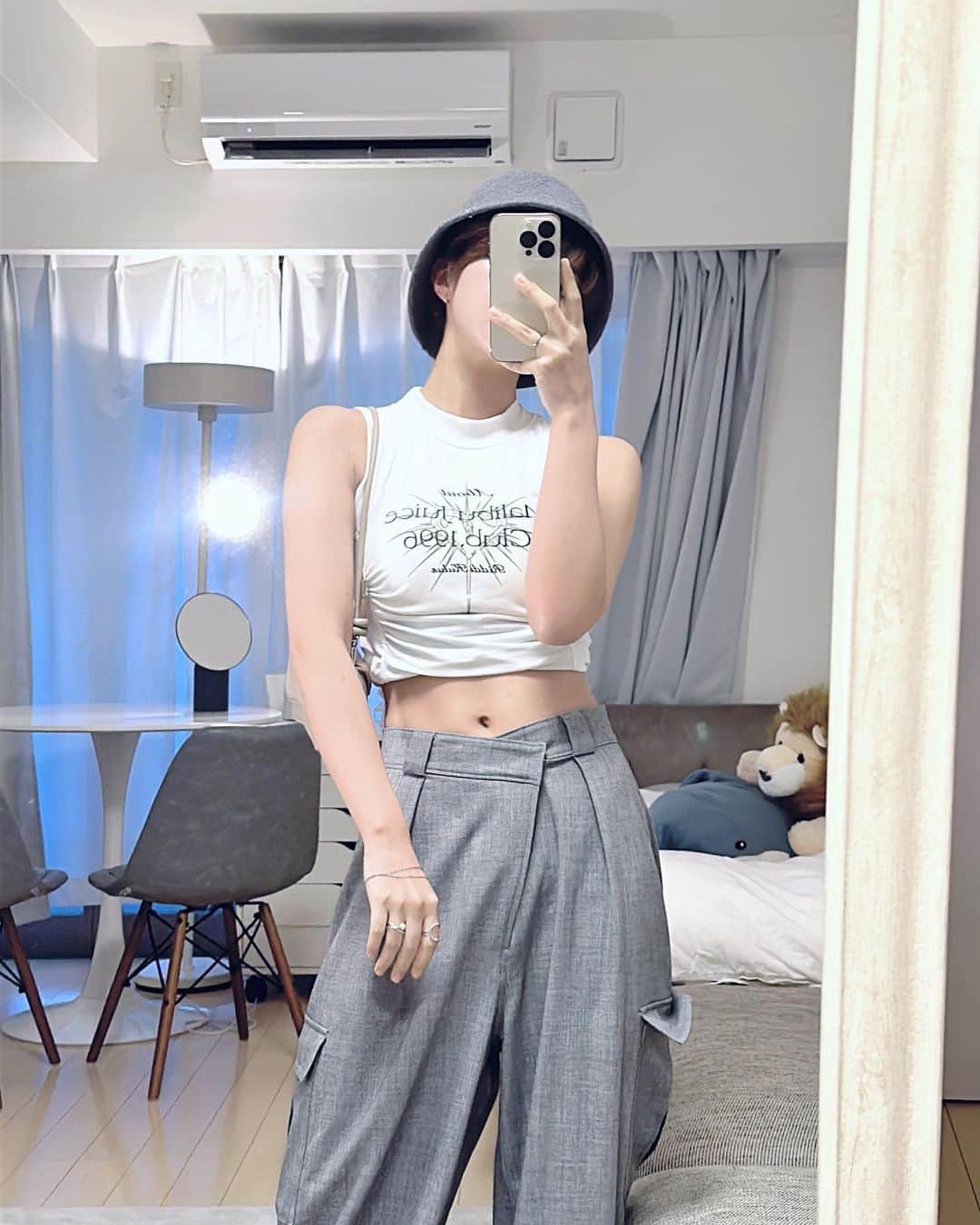 荒谷柚風のインスタグラム：「. . そろそろ秋にシフトチェンジしなくちゃ ファーとかニットとかの季節にもうなるのか〜」