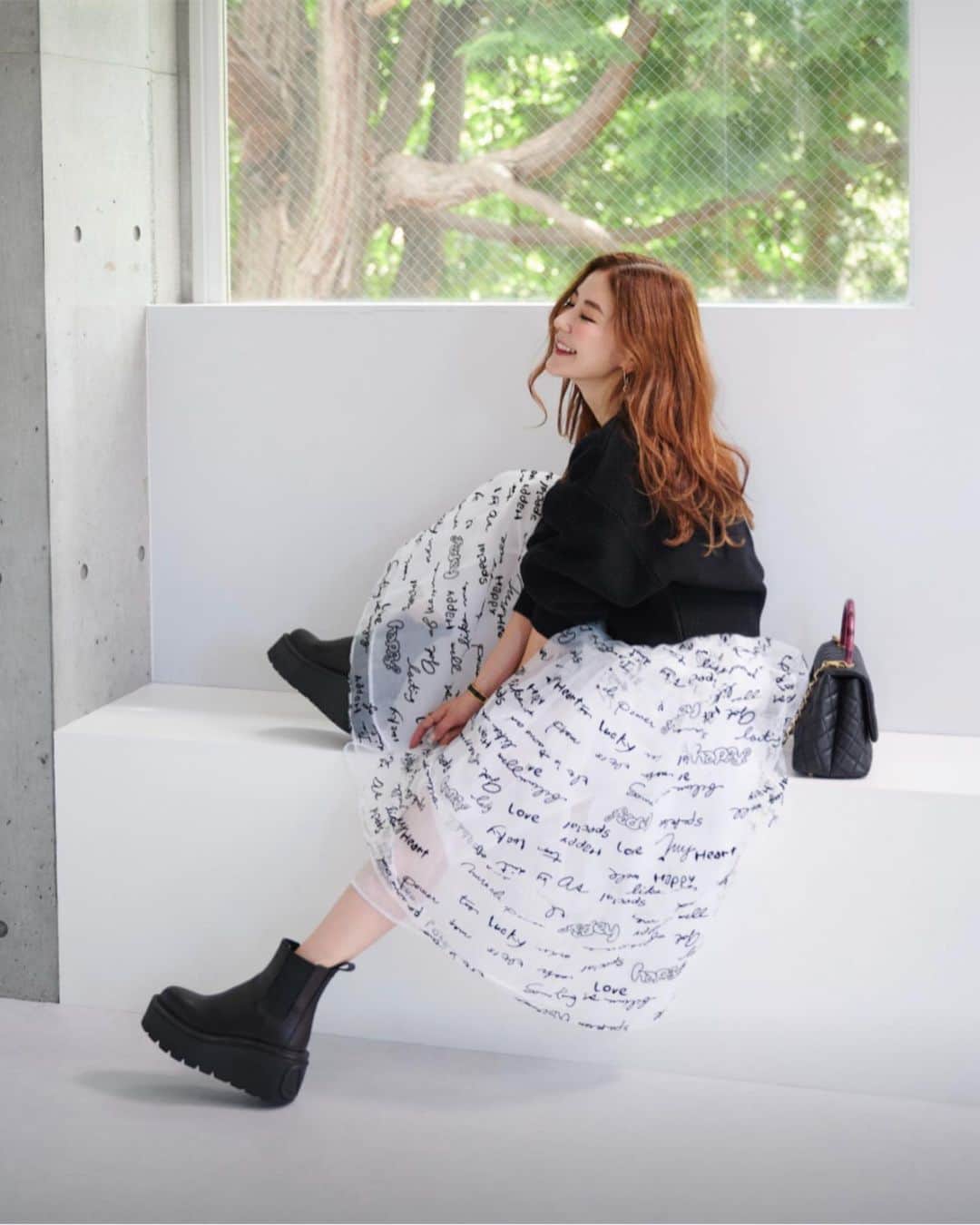 kiyomi medeirosのインスタグラム：「2023AW 1番のお気に入りコーデ🖤🤍🖤  ふわっふわのチュールスカートにミドル丈のコンパクトだけどたっぷり感のある黒ニットに、ゴアブーツ合わせ。 この抜け感がたまらなく好き🥹🫶❤️ @obli_official   knit,skirt…#obli boots…#valentino  bag…#chanel  #fashion#outfit#ootd#cordinate#style#ファッション#コーディネート#コーデ#バレンティノ#シャネル #モノトーンコーデ#モノトーン#2023aw#OBLI2023aw#2023秋冬コーデ#ブーツコーデ」
