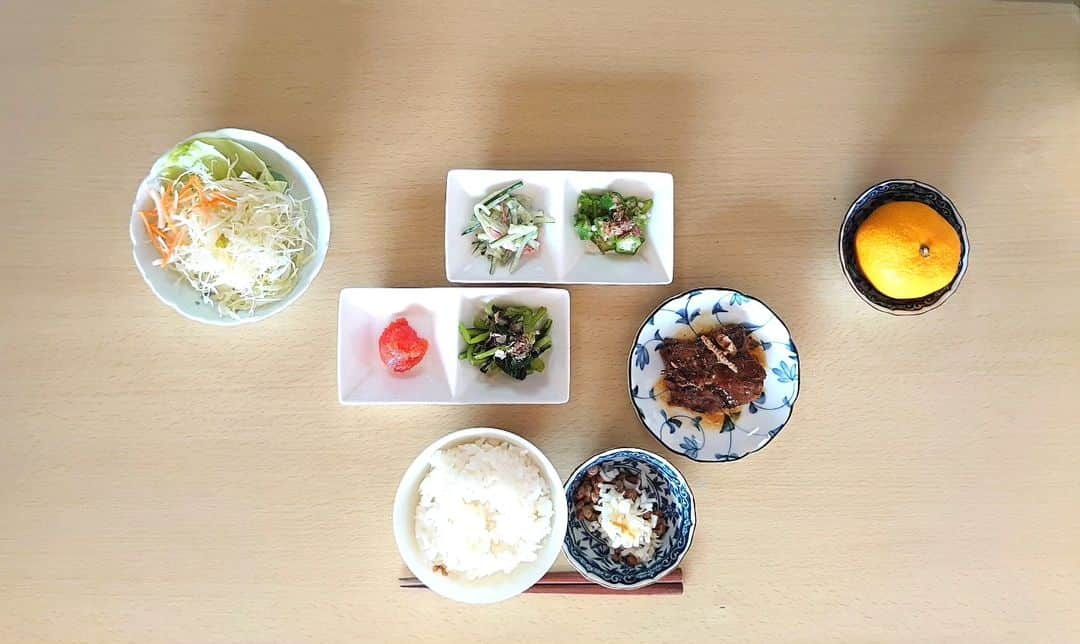 松野行秀のインスタグラム：「【備忘録🖌️〜本日の相方の制限食メニュー🥢〜】  (朝食) ○サラダ ○小松菜のお浸し ○オクラ ○きゅうりとカニカマのマヨネーズ和え ○辛子明太子 ○いわしの蒲焼 ○納豆 ○ご飯 ○みかん  たんぱく質16.0g 塩分1.8g カリウム530mg  (昼食) ○トースト ○牛乳  たんぱく質14.5g 塩分1.2g カリウム430mg  (夕食) ○キャベツときゅうりのマヨネーズ和え ○かぼちゃ煮 ○甘唐辛子焼き ○きんぴらごぼう ○ハンバーグ ○ご飯 ○いちじく ○かもめの玉子  たんぱく質16.0g 塩分2.0g カリウム530mg  #カロリーSlism https://calorie.slism.jp/  #男の手料理 #典座日記 #腎臓病制限食 #減塩 #低たんぱく #低カリウム #先行的腎移植延期 #保存療法」