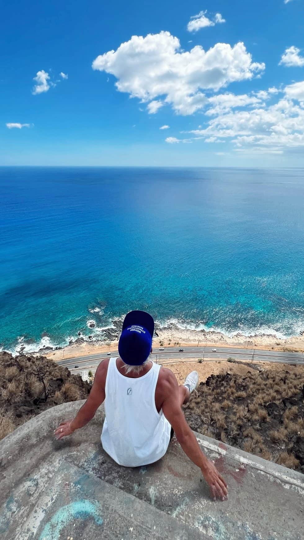 のインスタグラム：「. Day30  さぁ明日の帰国編を残し、 ハワイ生活ラストデーの30日目🥹👏やっと笑  この日は西海岸マイリ地区にあるピンクピルボックスへ💖  体を動かすことと、自然が大好きだから、 最後の日も絶対にハイクをしたく、 当初は裏ココヘッドに行こうと思ってたんだけど いろんな意味が僕たちにハマっていたのでこちらへ🫰🏽❤️‍🔥  🪨ゴロゴロのハイクで楽しかった✨  運動してない人は少しきついかもね🤣🤣🤣  帰りに寄ったアイスクリーム屋さんが タロ芋を使ったアイスで感激した🍨みんな行ってみて🫡  ラストナイトは @_junna_ ちゃん家で一カ月お世話になった皆さんと メキシカンパーティーをしました🇲🇽🌮 たくさんよくしてもらって本当に感謝☺️🙏🏽✨  #hawaii」