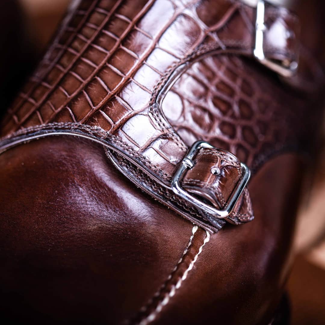 サンクリスピンのインスタグラム：「The story of the monk strap is one of spirituality and sartorial sensibility - where ascetics meet aesthetics. ⁣ Originally worn by monks who sought comfort and practicality in the hallowed halls of monasteries, the monk strap has since become a shining light of sophistication for the sartorially astute.  #shoes #handmadeshoes #madetoorder #mtoshoes #bespokeshoes #handwelted #shoeporn #madebyhand #shoestagram #agentlemanschoice #onlyforgentlemen」