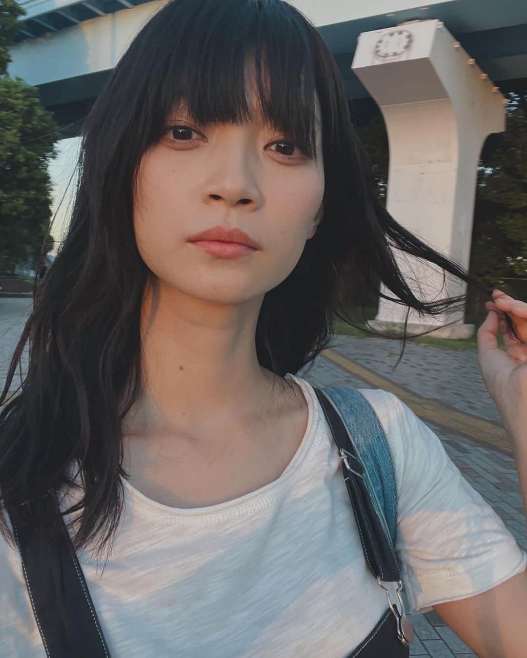 Macoto Tanaka 田中真琴のインスタグラム：「さいきんのはなし 最近は人と話すのにハマっています。 元々お喋り好きなのでよく人と話す方ですが、最近はよりお喋りが楽しくて、現場でも色んな人とコミュニケーションをとっています。 最近の面白い出来事から、恥ずかしくて忘れられない話や、不思議な体験、飼ってるペットの話までいろんな話をすると、なんか人の話だけど、聞いた自分もそれを聞いたっていう経験になっていくから、人生を沢山生きてる感じがしてお得な気持ちになります。 伝わるかな？笑 だからまた明日の現場でも、沢山の人の経験を吸収してこよーっと🚗🫶🏻笑」