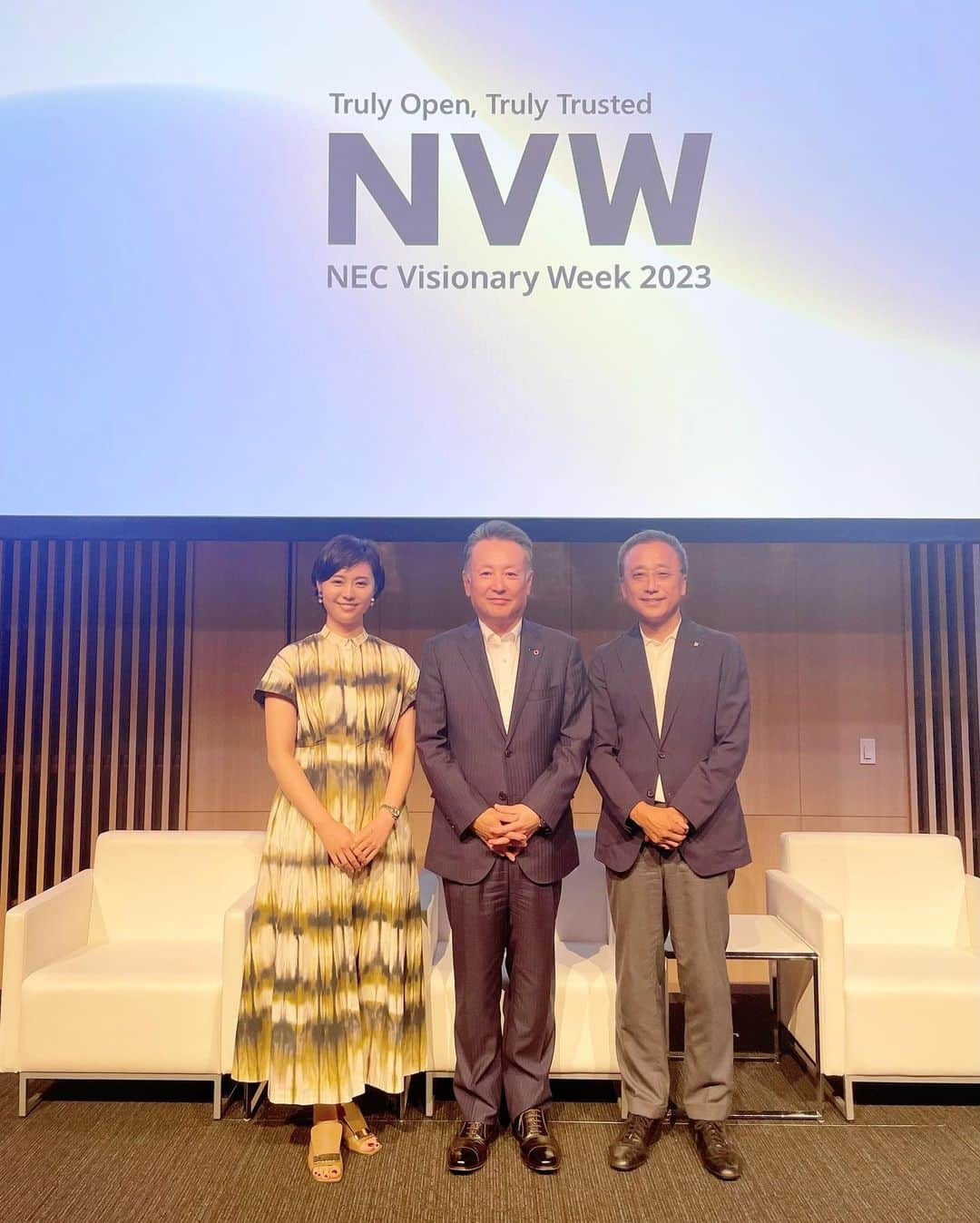 瀧口友里奈のインスタグラム：「・ /NEC Visionary Week 2023/登壇🎤  NECが毎年開催する招待制イベントで、大手企業の役員層の方々向けに、「ITとOTの融合で実現する産業DX」というパネルセッションのモデレーターを今日は務めました。  ●安川電機　小川昌寛 社長 ●NECの　吉崎敏文さん（CDO 執行役 Corporate EVP デジタルプラットフォームビジネスユニット長） お二方のお話をモデレートいたしました。  ロボット産業をグローバルでけん引する安川電機　小川社長 ＆NEC DX リーダーである吉崎氏の対談。  産業用ロボットにより製造ラインの自動化が進み、データやAIを活用する重要度も増していますが、 OT（Operational Technology）とIT(Information Technology）が融合することで実現する柔軟で最適なものづくりとは何か。  ものづくりにおける現状の課題と、OT×ITの必要性、OT×ITで実現する産業DXの未来について伺いました。　  OT×ITで実現するビジョンへのNECさんのアプローチ、そして、ロバストなオートメーションによって実現するサステナブルな社会についての小川社長の意気込みも伺うことができ、とても興味深く、大変有意義な時間でした✨」