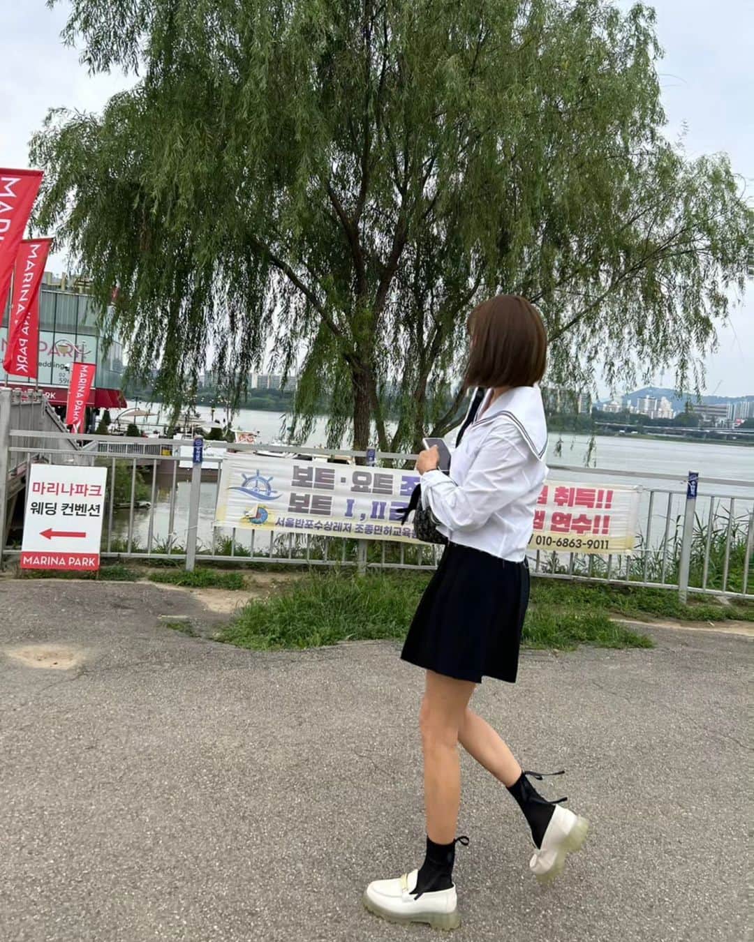 ユ・ハナのインスタグラム：「동글이가 낯안가리는 몇안되는 사람인  고대언니랑,  언니가 굳이 찍어주겠다고해서 괜찮은 척 했지만 지금 보니  더 찍어달라고 할걸 싶은😄  한강은 언제나 조으다아  더 추워지기전에 라면먹으러가야지」