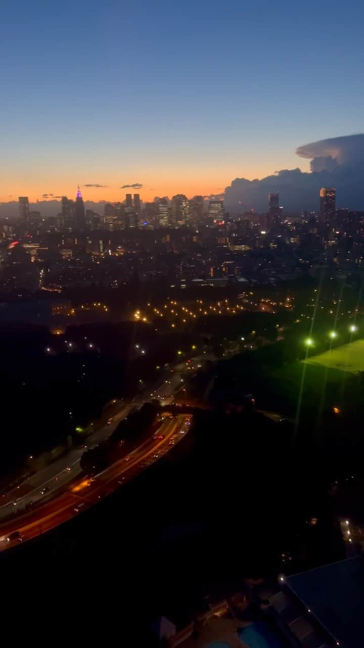 ホテル ニューオータニのインスタグラム：「Please enjoy the breathtaking view from "Bella Vista" on the top floor of the Garden Tower, taken around 6:30 p.m. today.  You can see the beautiful night view of the Shinjuku skyline and the silhouette of Mt. Fuji which is unique to the magic hour!  本日、18:30ごろの、ガーデンタワー最上階「ベッラ・ヴィスタ」からの眺めをお届けいたします。  マジックアワーならではの、美しい新宿の夜景と富士山の稜線を望むことが出来ます。  #magichour #dusk #twilight #nightview #skyscraper #マジックアワー #夜景 #新宿 #富士山 #mtfuji #夜景スポット #夜景デート #ディナー #ホテルディナー #東京ディナー#記念日ディナー #ホテルニューオータニ #ニューオータニ  #ホテル #東京ホテル  #tokyo #japan #tokyotrip  #tokyotravel #tokyohotel  #hotelnewotani #newotani #forbestravelguide #futuretravelguide #thepreferredlife」