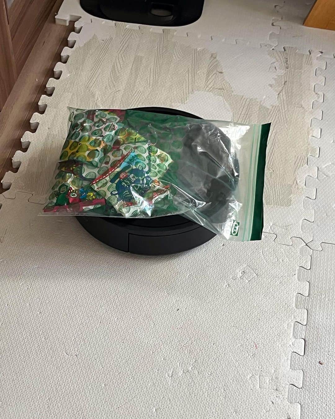 魚住咲恵のインスタグラム：「今日の衝撃。 家に帰ってきたら、お掃除ロボットが・・ 子供達用のお菓子の袋を運んでおりました・・・😳  きれーーーいに背中にのせて、充電ステーションに帰る途中で、止まってしまった模様。お菓子食べられたら、お家に帰れたかもね。  #掃除ロボット  #逃走中　？ #子供たち大爆笑  #ネタが降ってきた😂🙏🏻✨  #魚住咲恵 #アナウンサー　です😅」