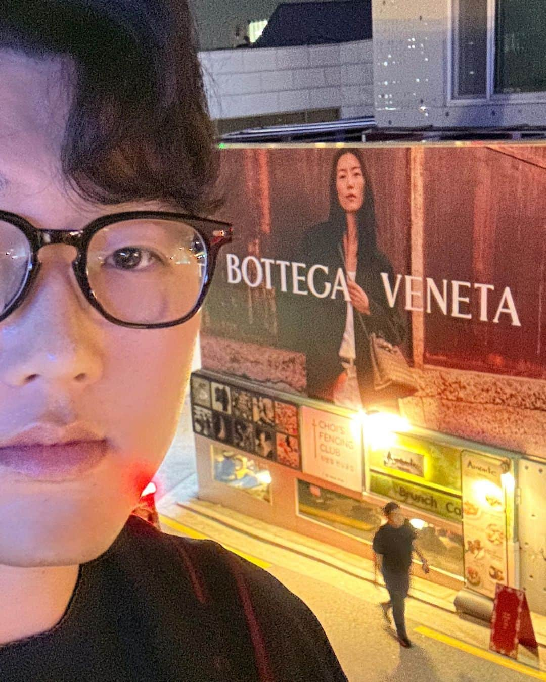 가로수길 , Seoulのインスタグラム：「BOTTEGA VENETA - Suki Seokyeong Kang  혼자서도 잘놀아요  BTS RM도 보고 코쿤형도 보고 샴페인도 마시고 전시도 보고 암만 찍어도 안나오는 셀카도 찍어보고 .. 즐거웠던거야   초대 감사합니다 @ayomayoayo 🙌🏻  #bottegaveneta #보테가베네타」